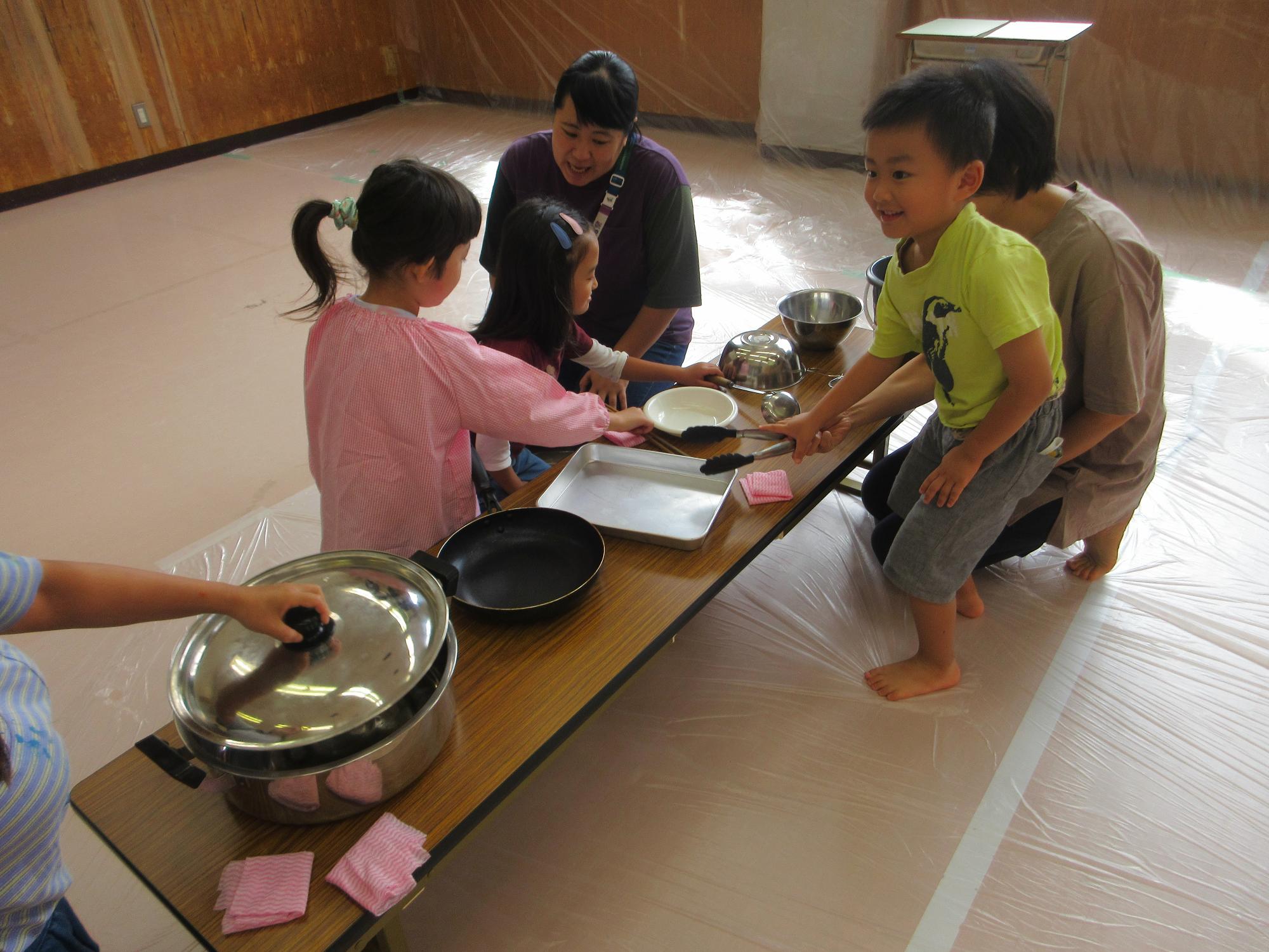 身近なものの音を鳴らす様子