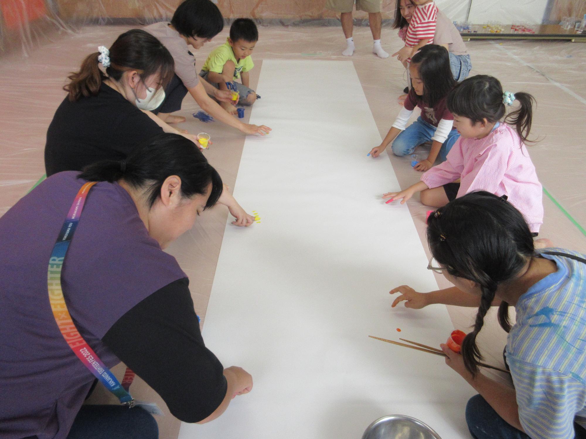 模造紙に音を表現する様子