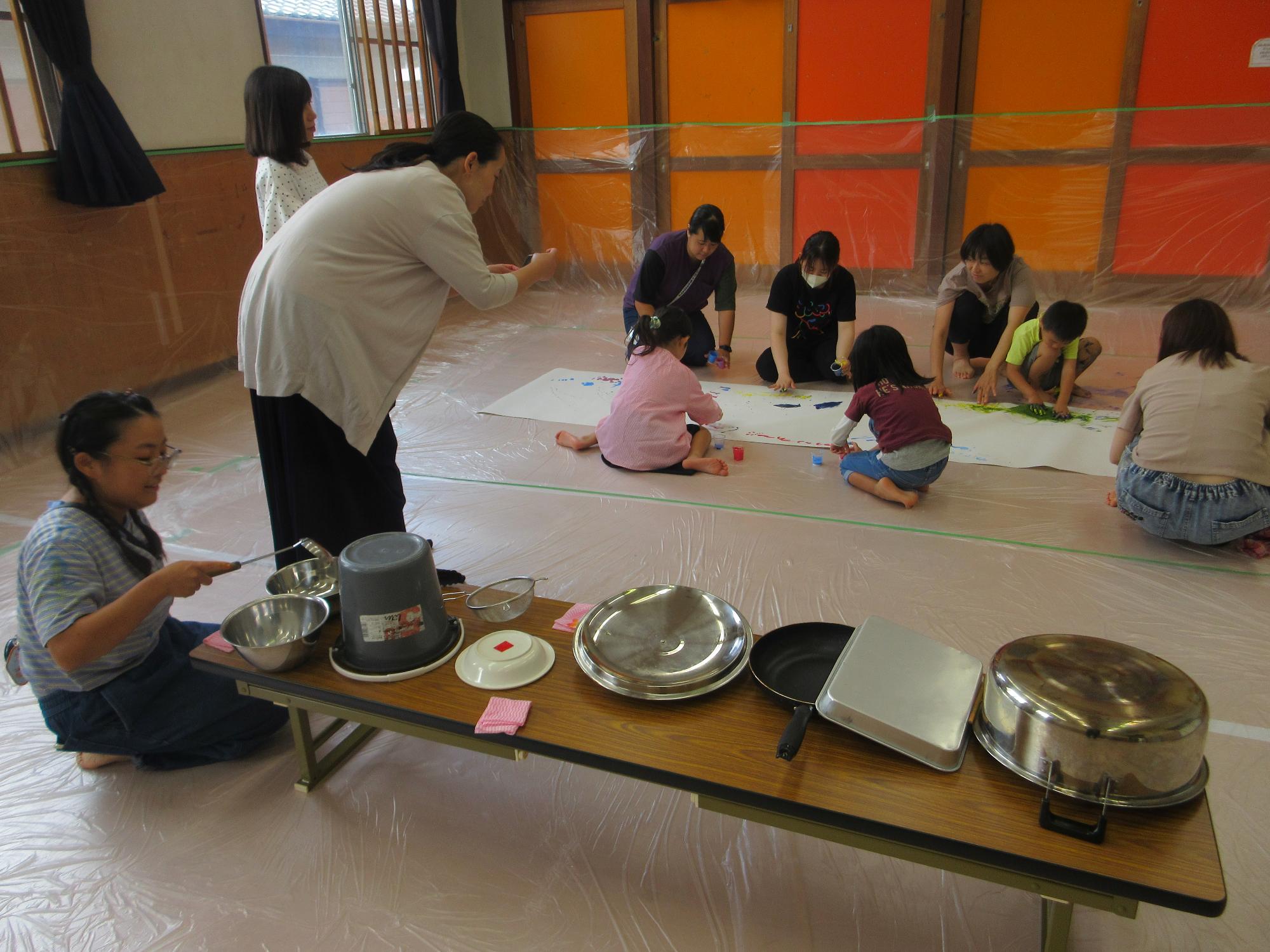 音を聴いている様子