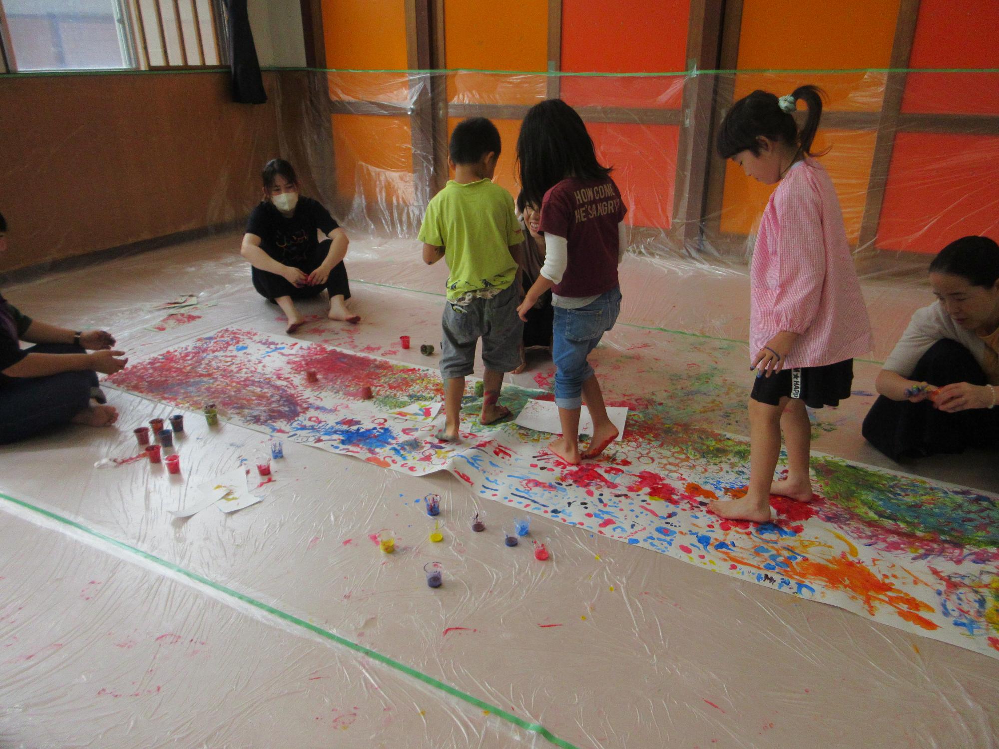 足を使って表現する様子