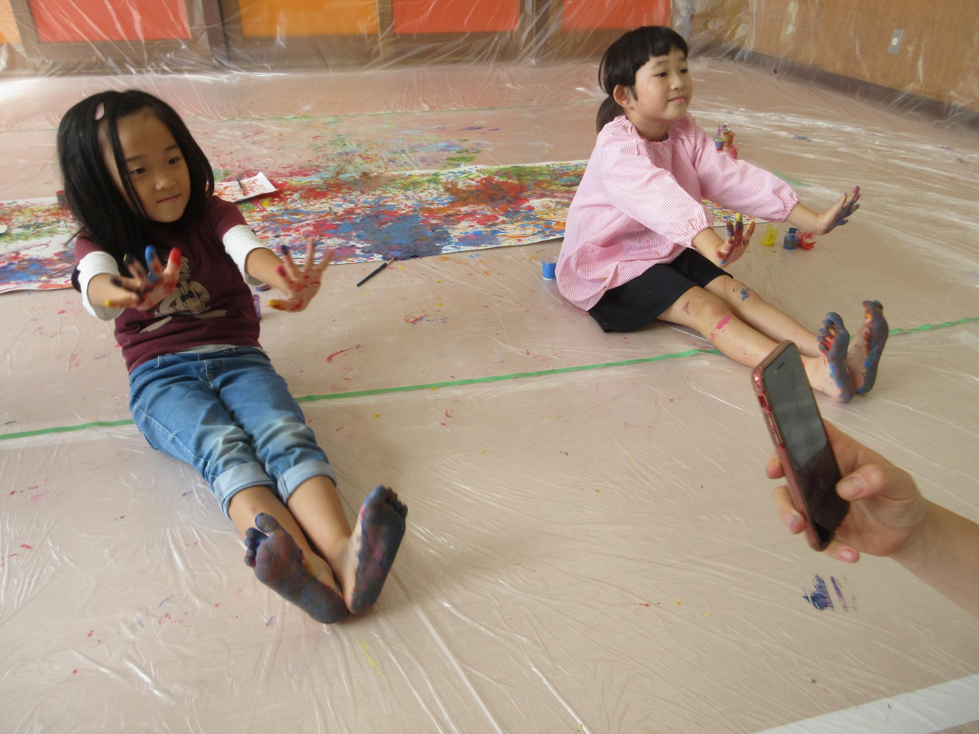 絵具の付いた足や手の様子