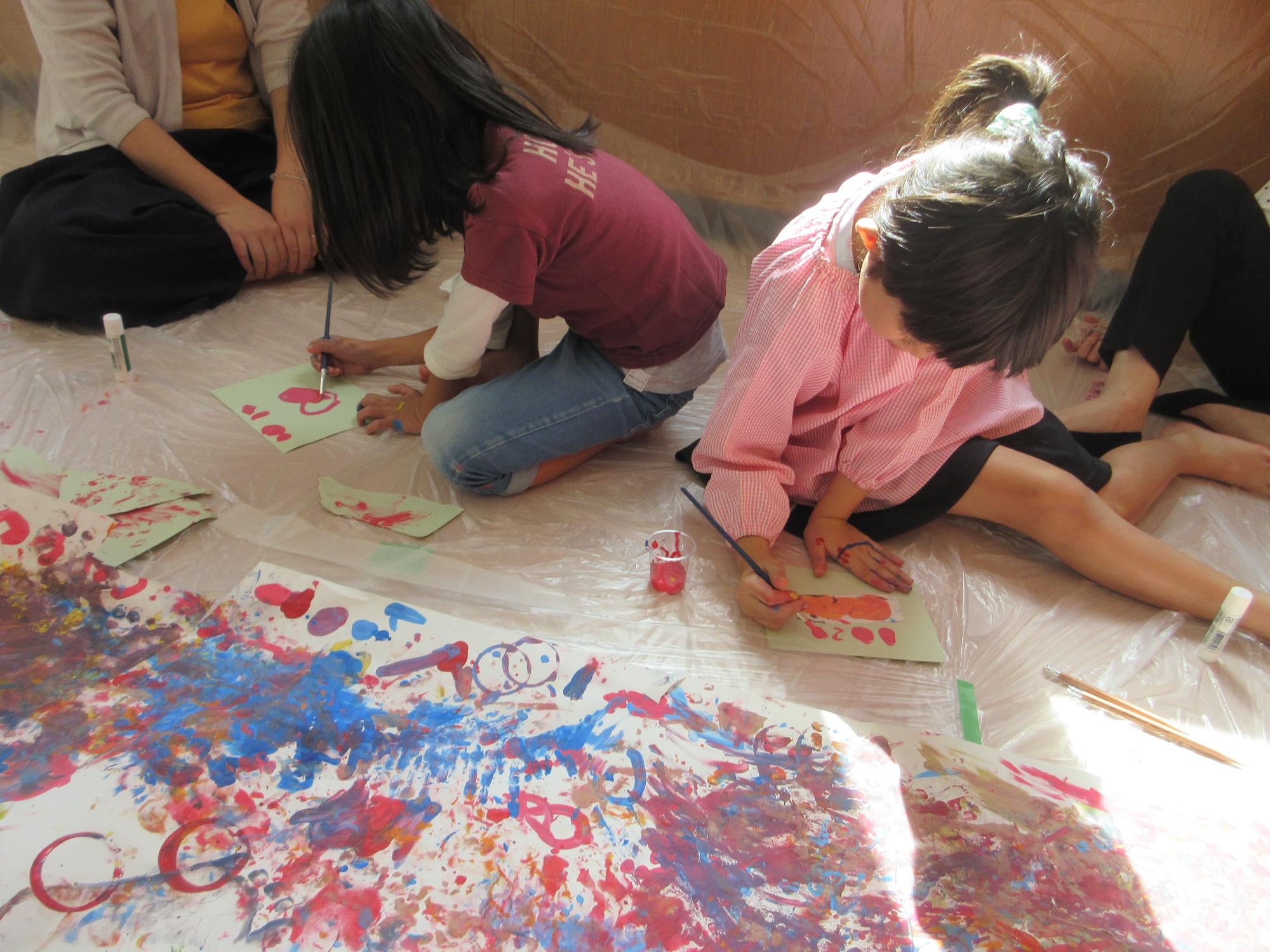 作った作品を切り取ってほんにする様子