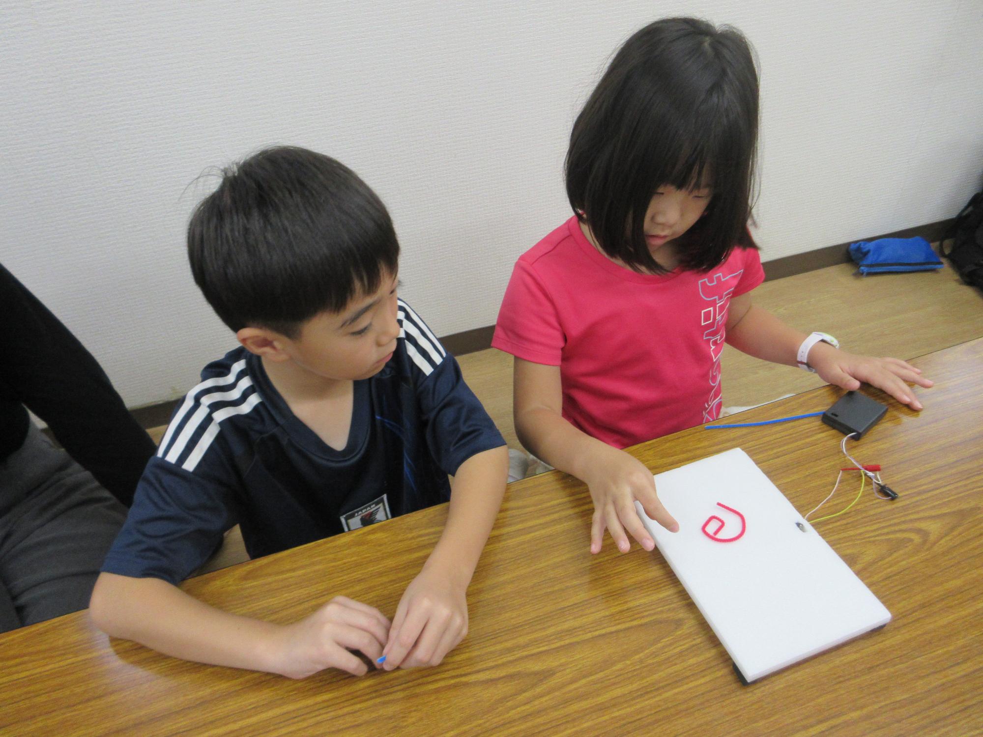 振動を観察している様子