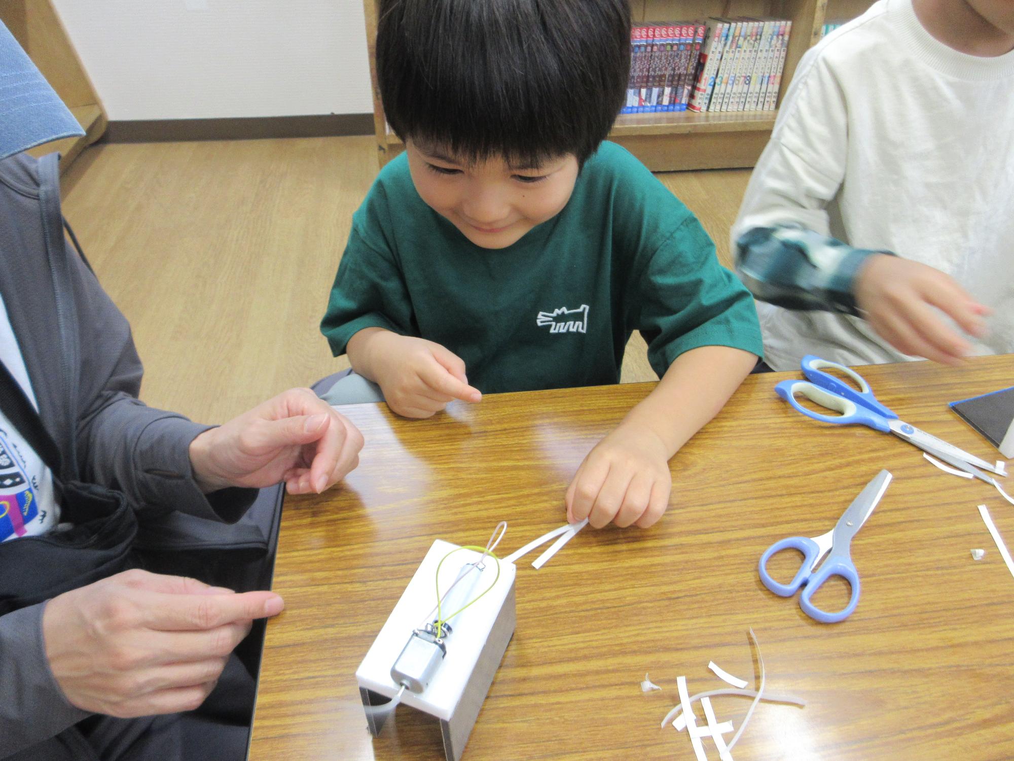つくった振動カーを動かしている様子