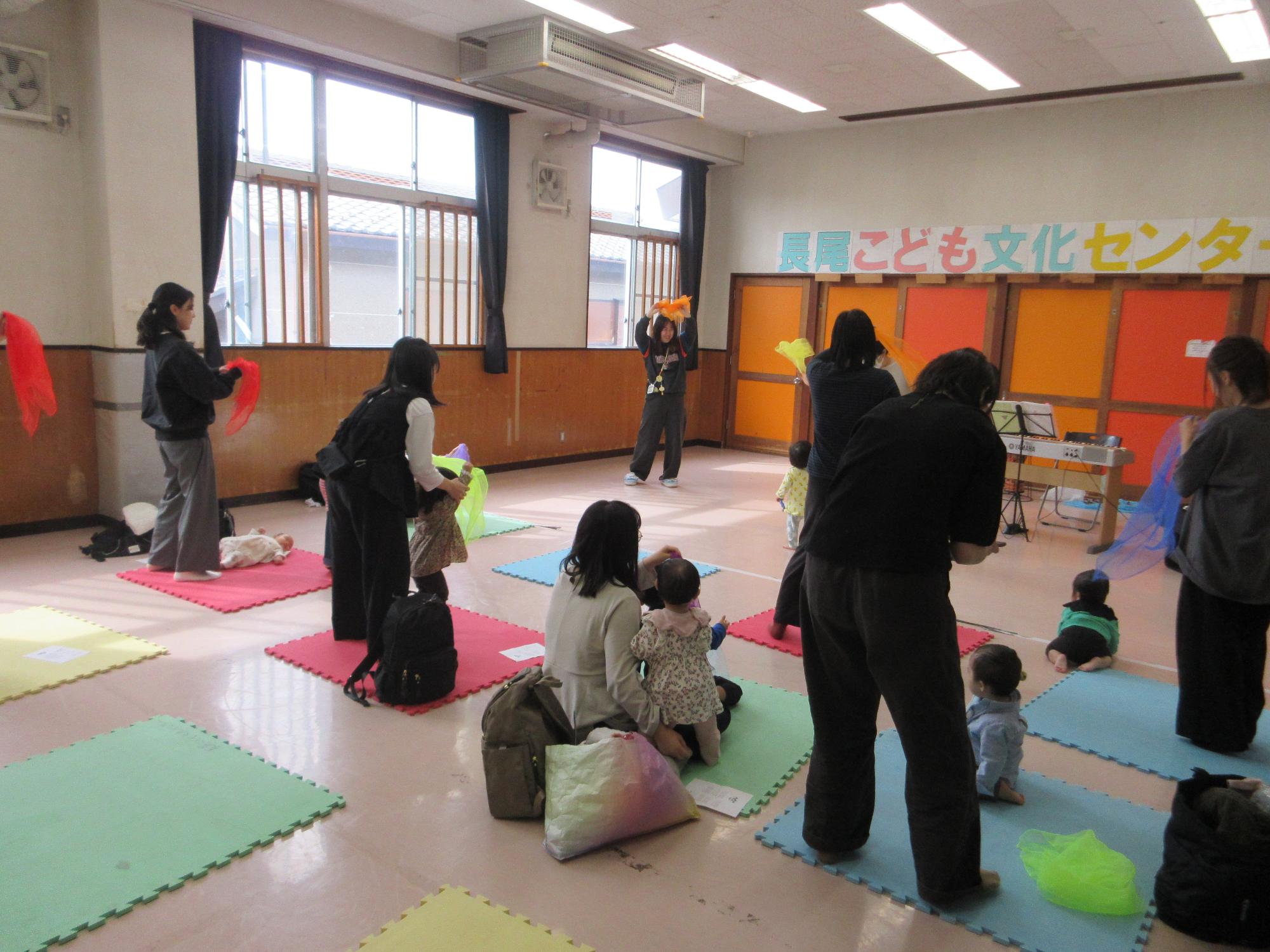 スカーフで遊ぶ様子