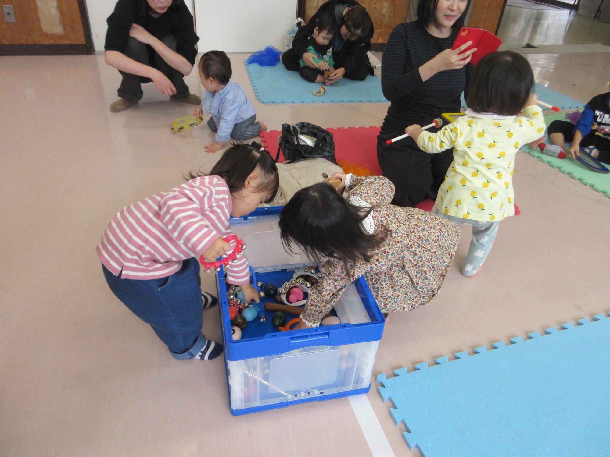 楽器をえらぶ様子