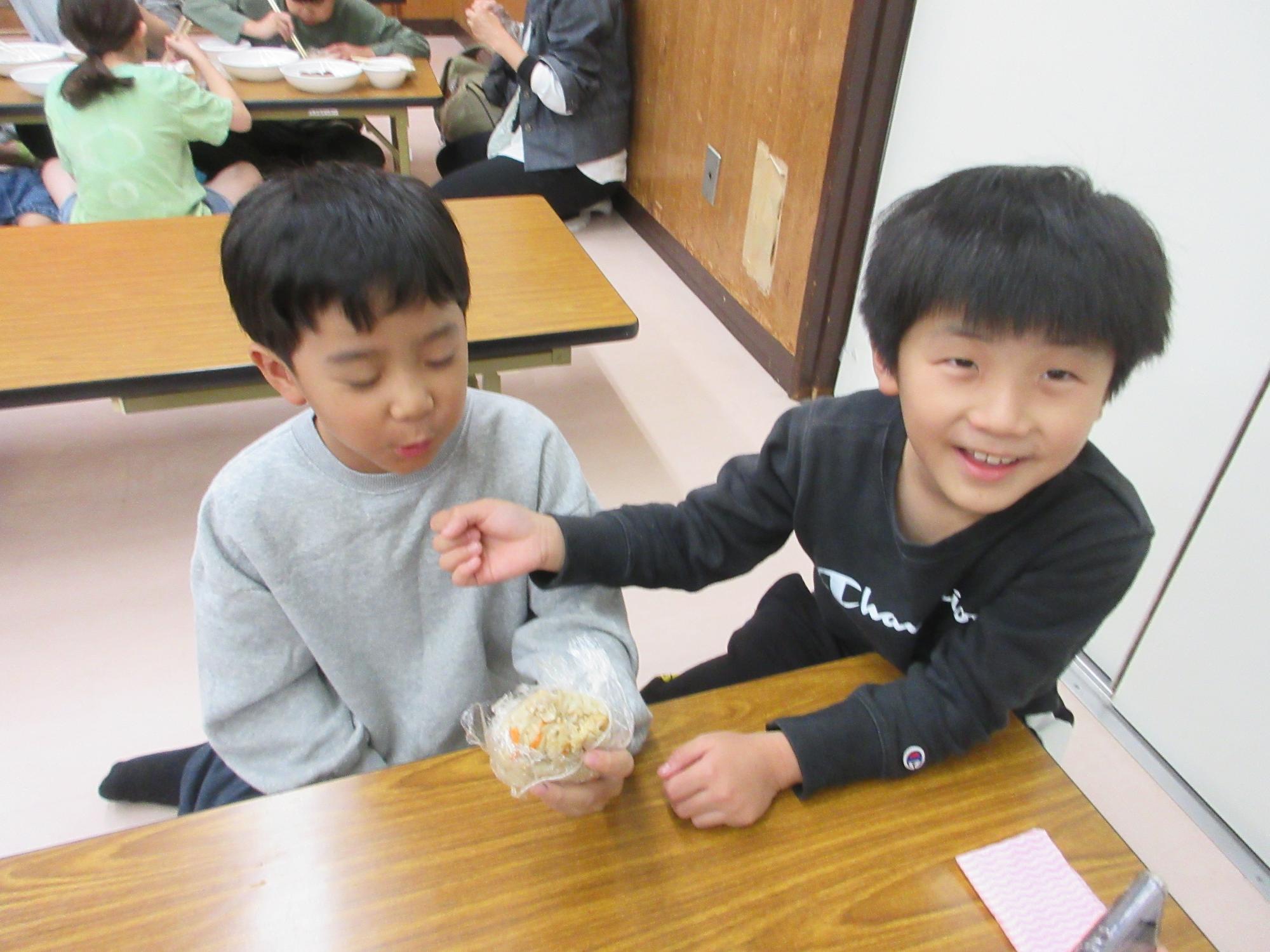 おにぎりを食べている様子