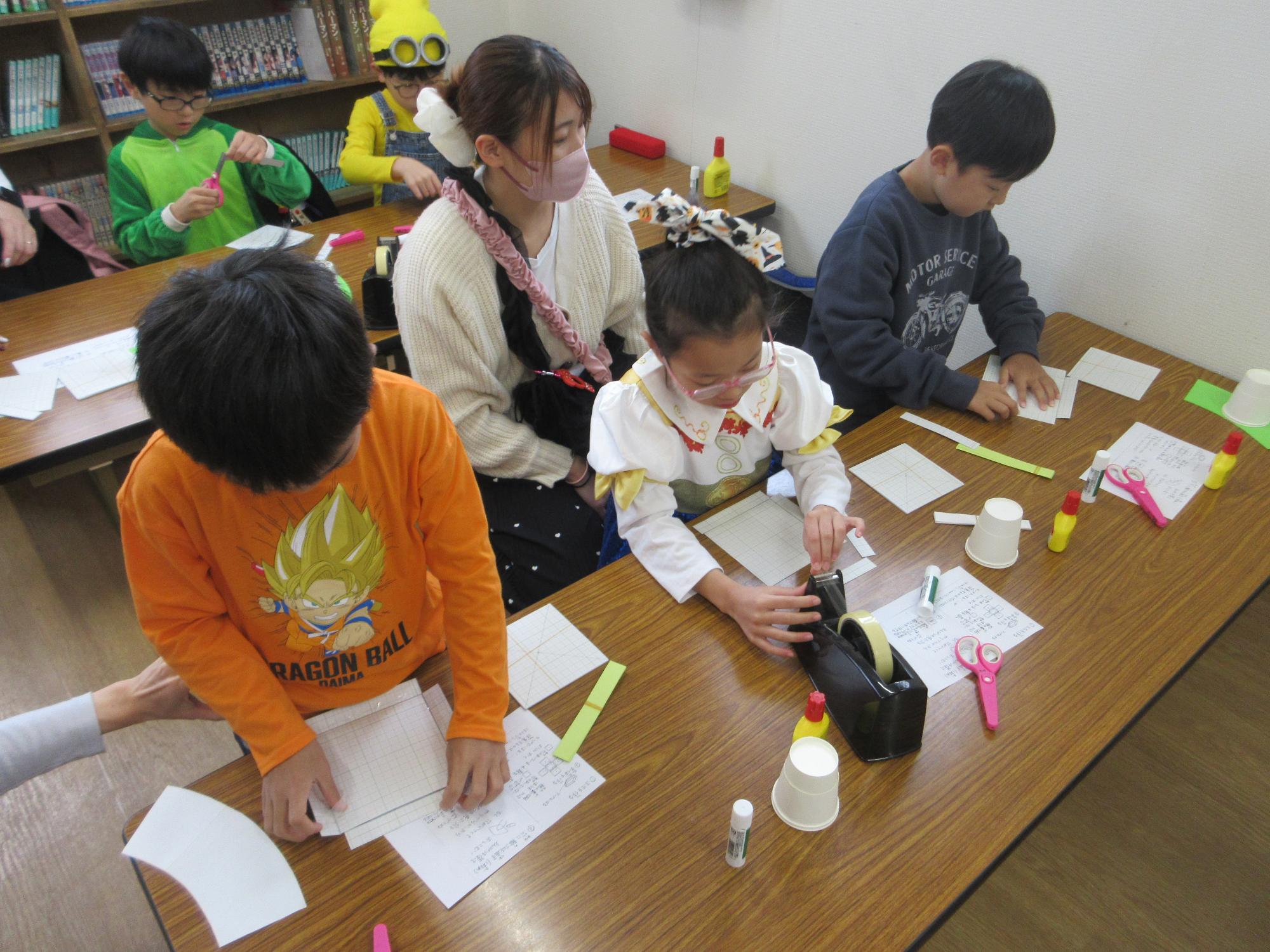 箱を作っている様子