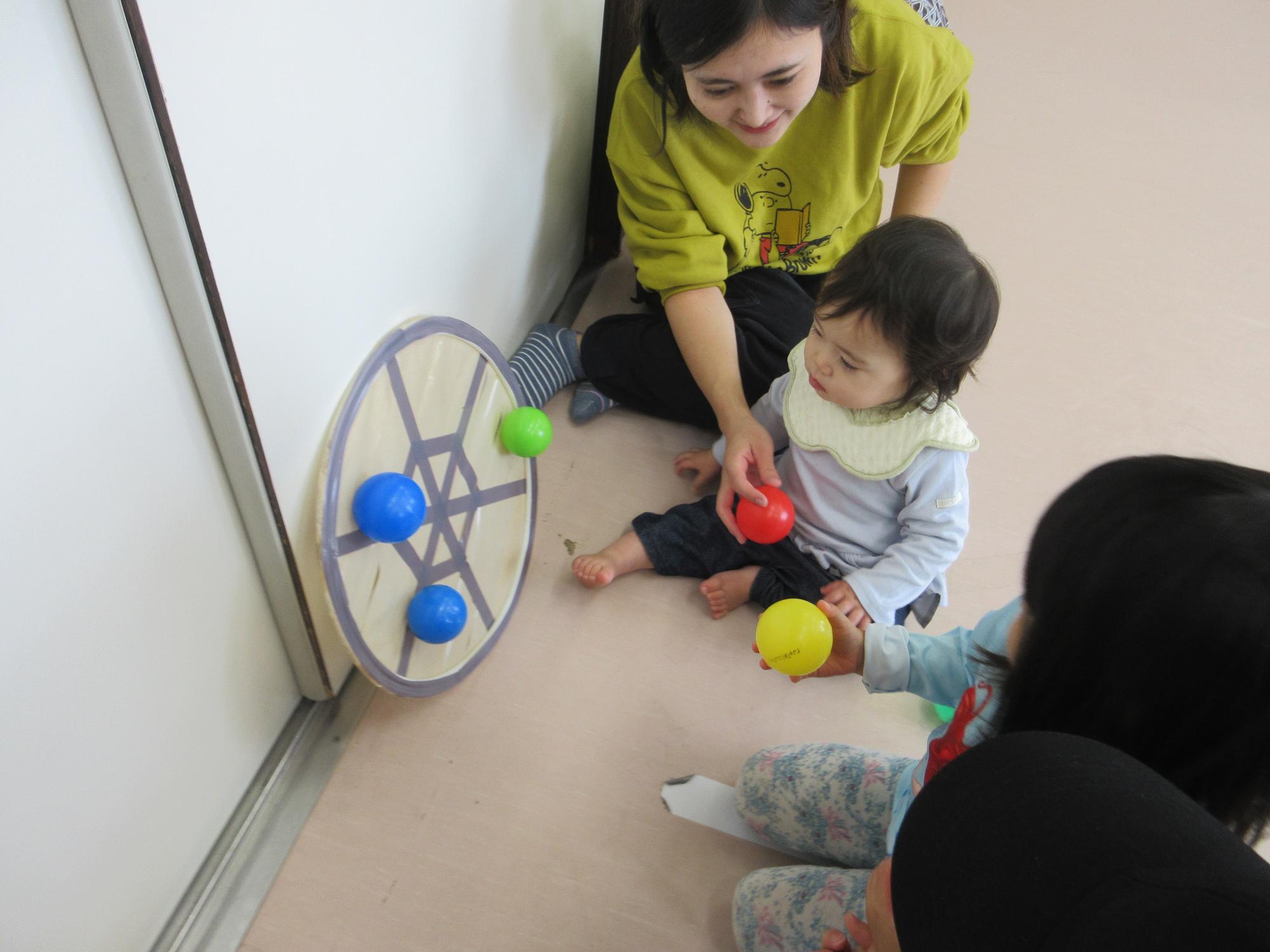 ボールを使って遊ぶ様子