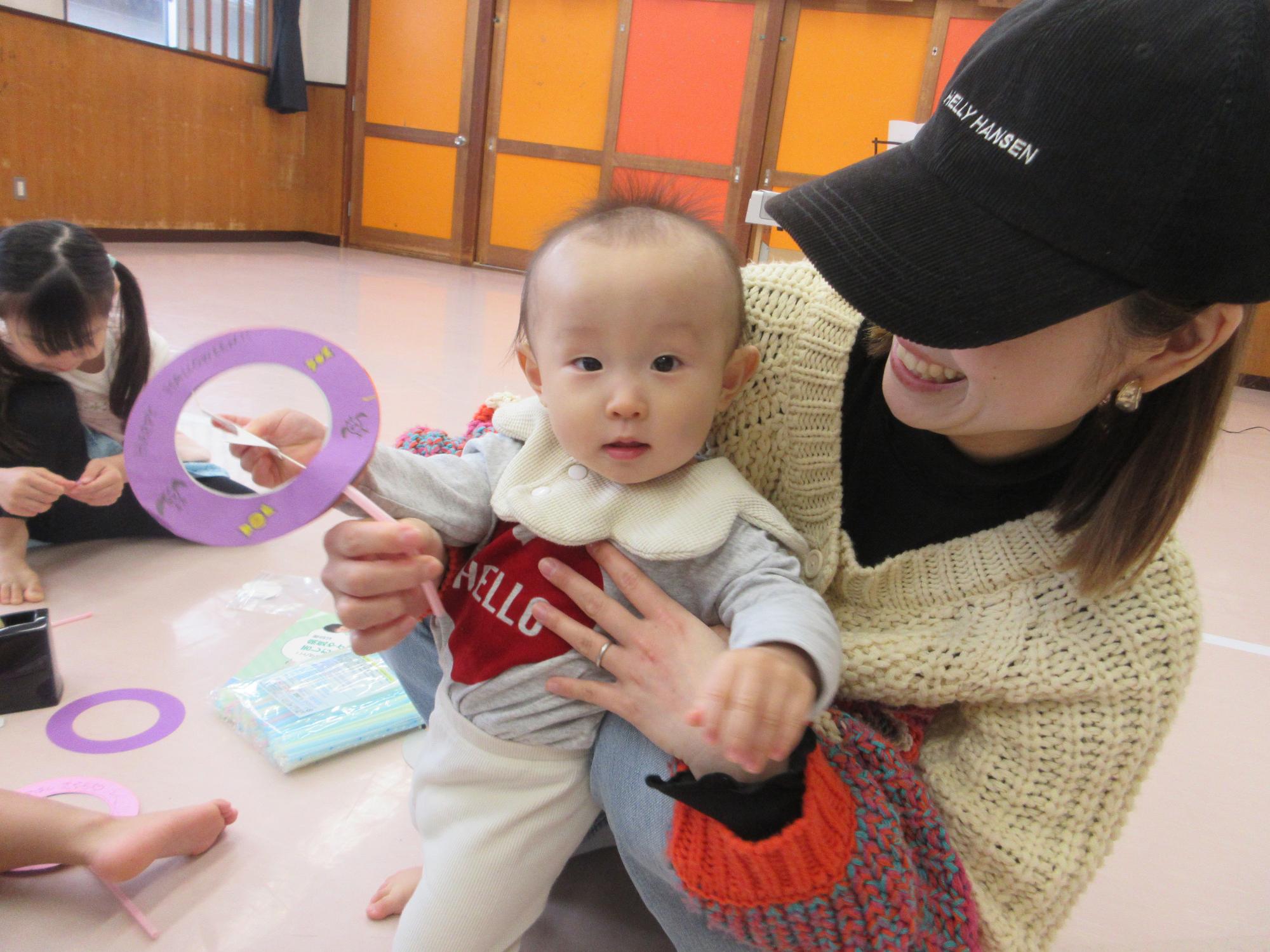 完成した作品を持っているこどもの様子