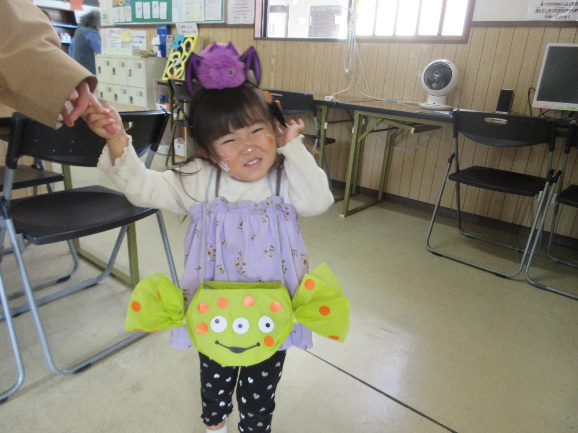 エイリアンのバッグを作った子どもの様子