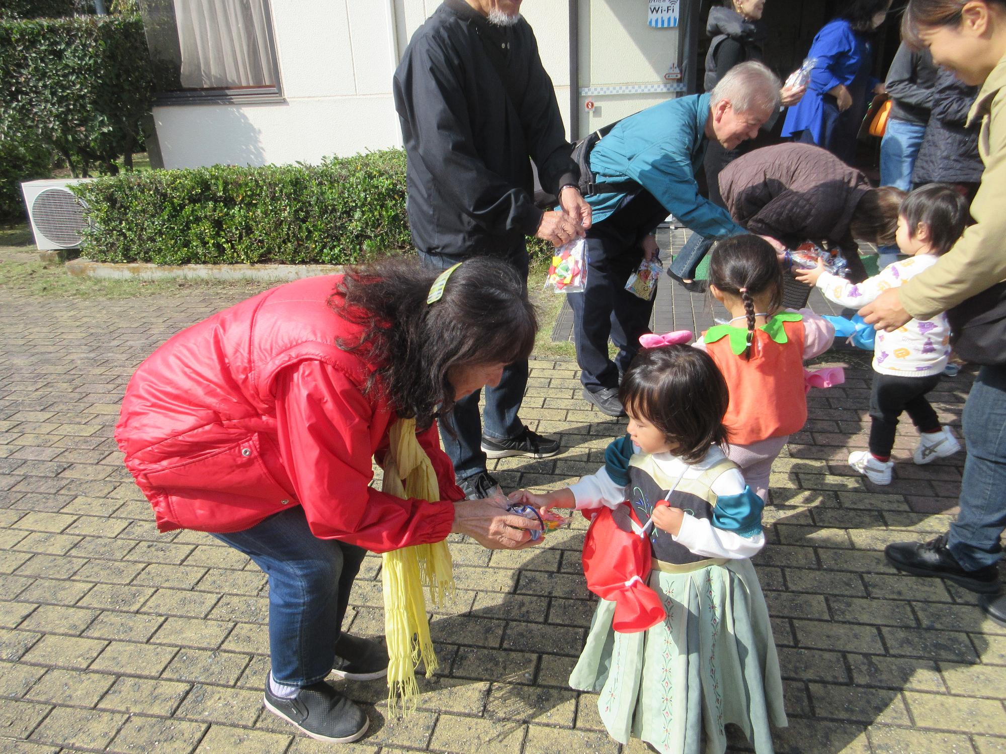 お菓子を貰っている子どもの様子