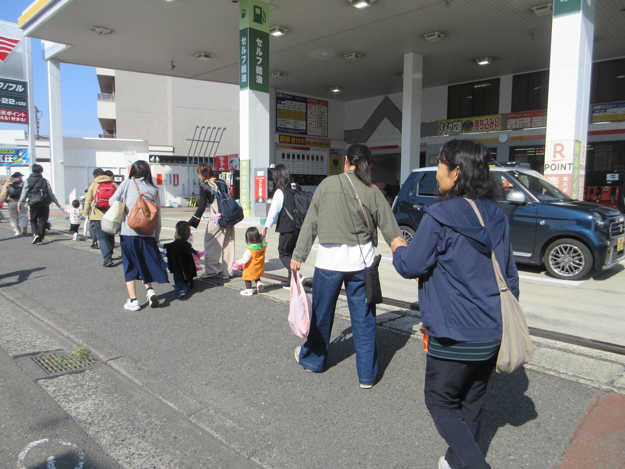仮装して町を歩いている様子