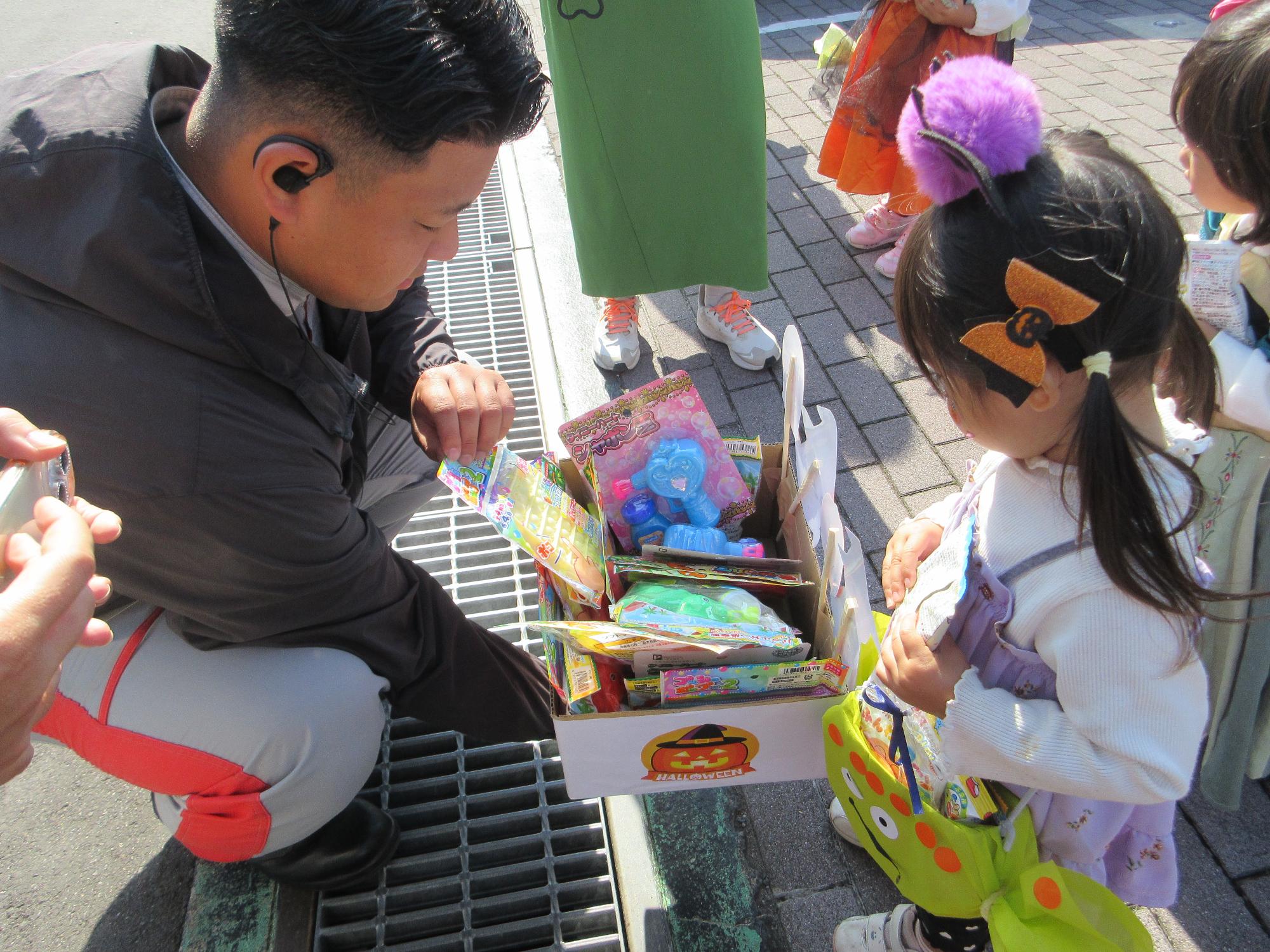 TOYOTAさんからおもちゃのプレゼントをもらう様子