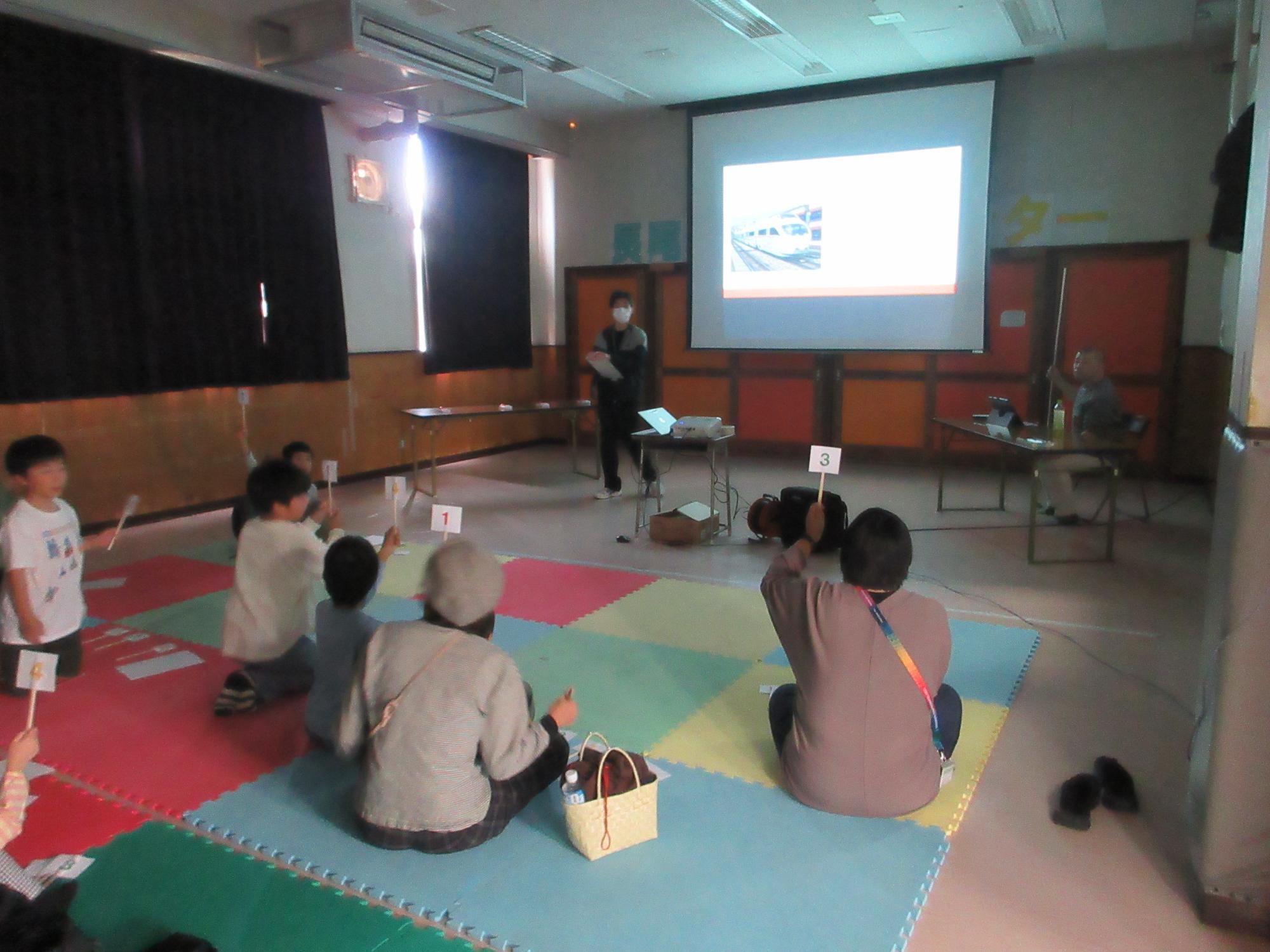 クイズを解くこどもたちの写真