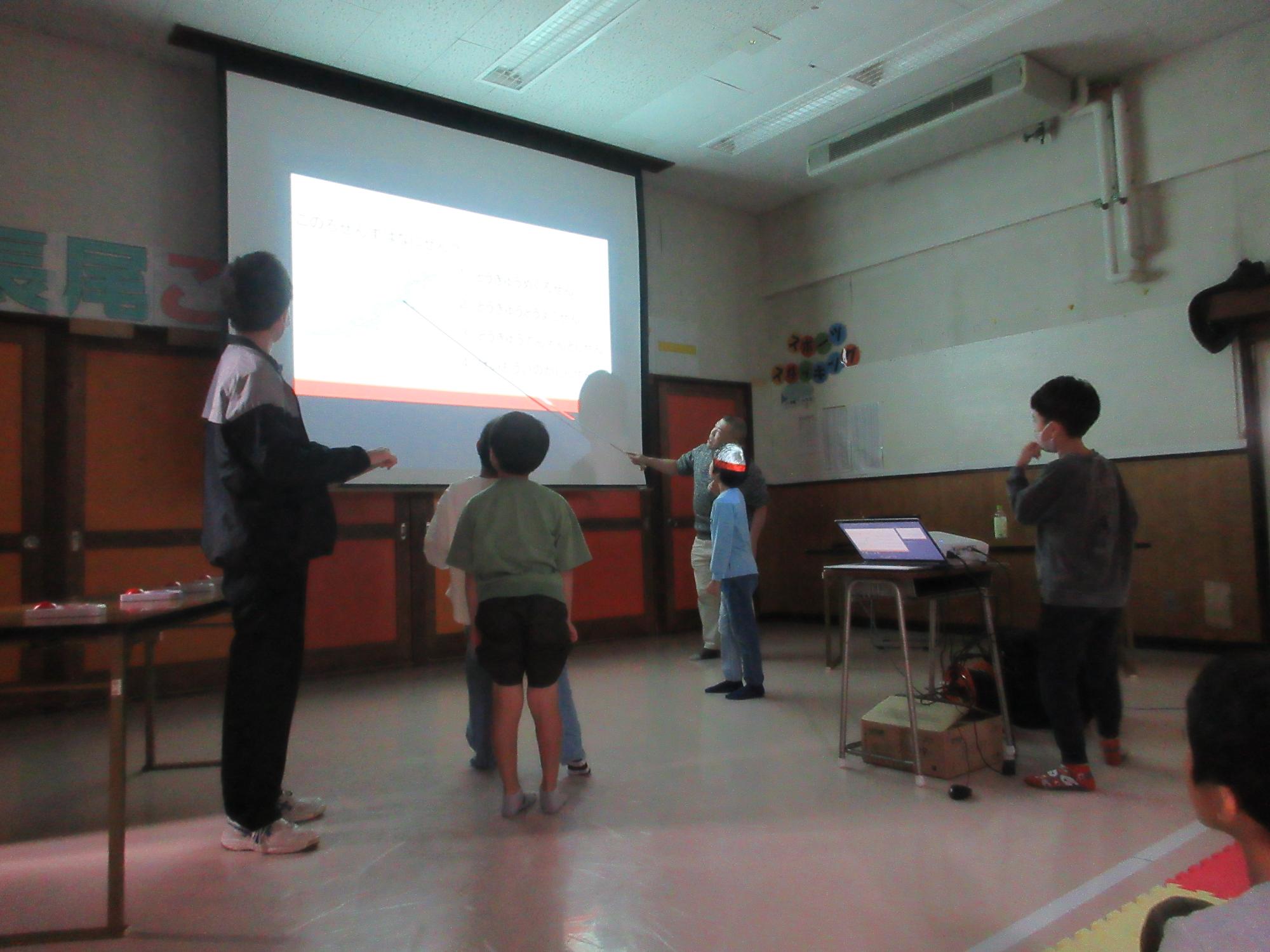 クイズを解くこどもたちの写真