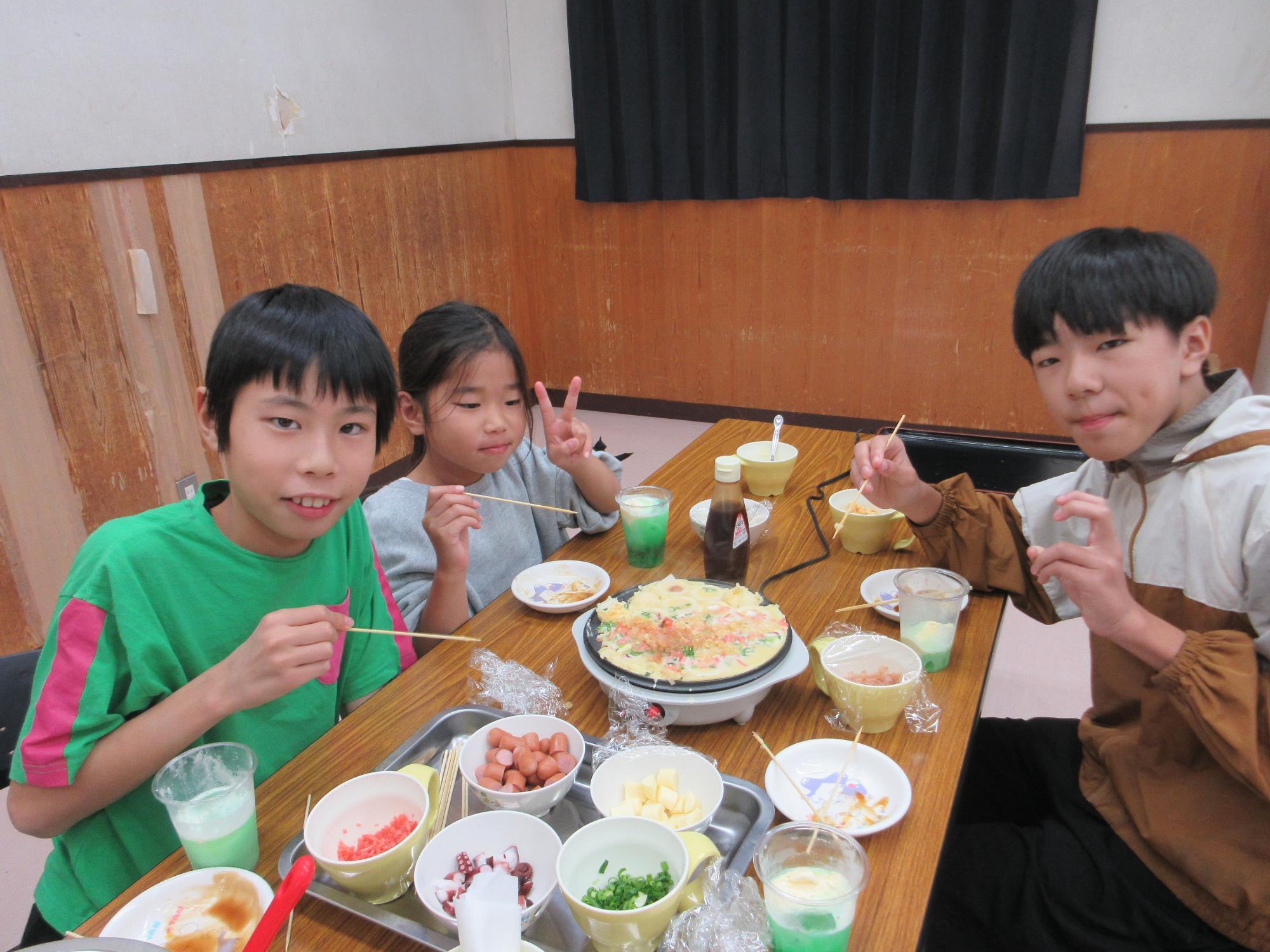 たこ焼きを作るこどもたちの写真