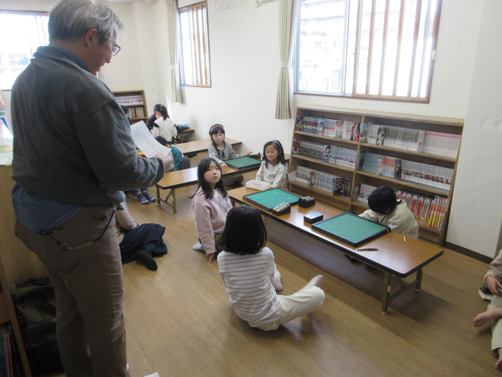 説明を聞くこどもたちの写真