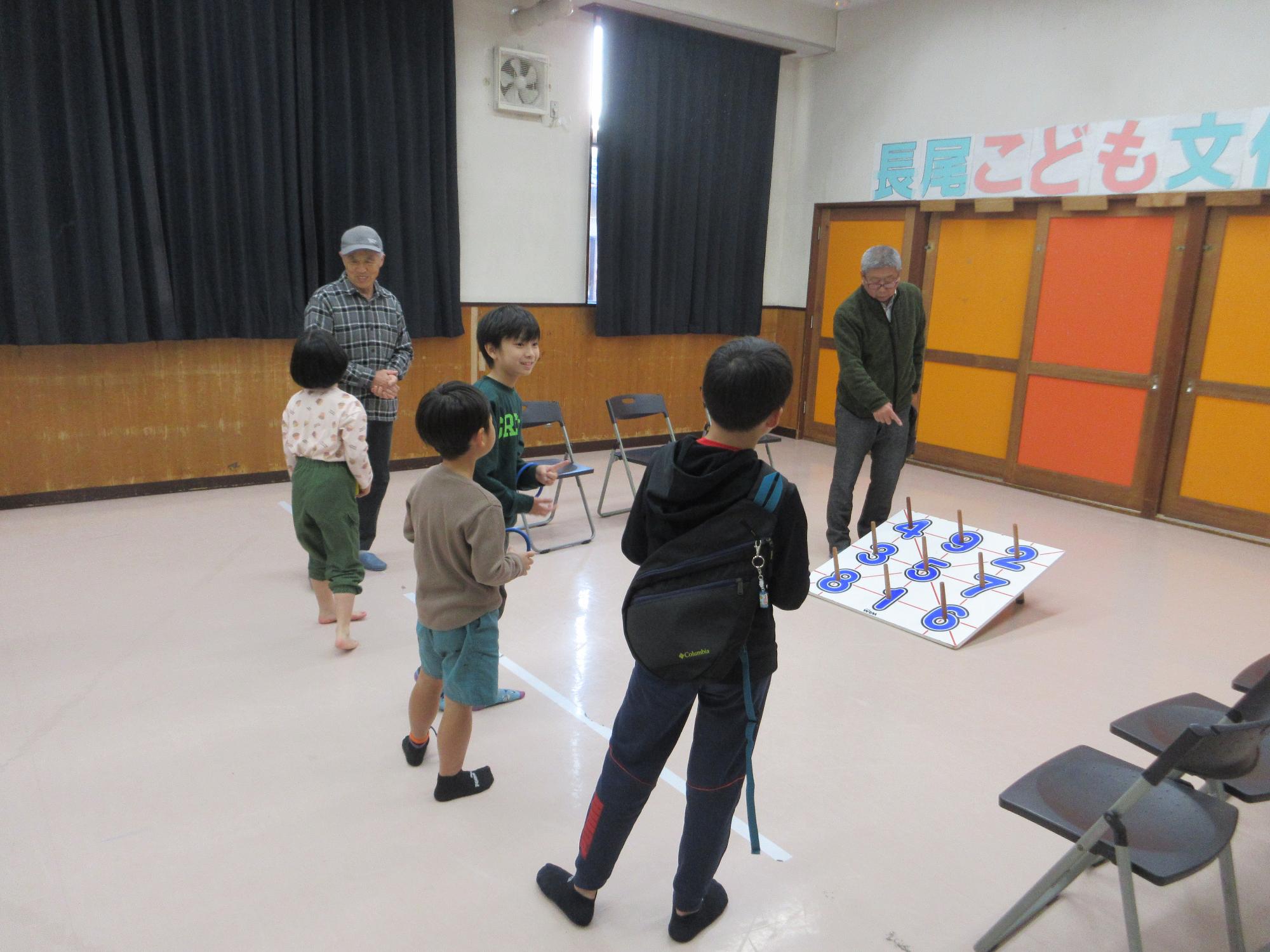 説明を聞く子どもたちの写真