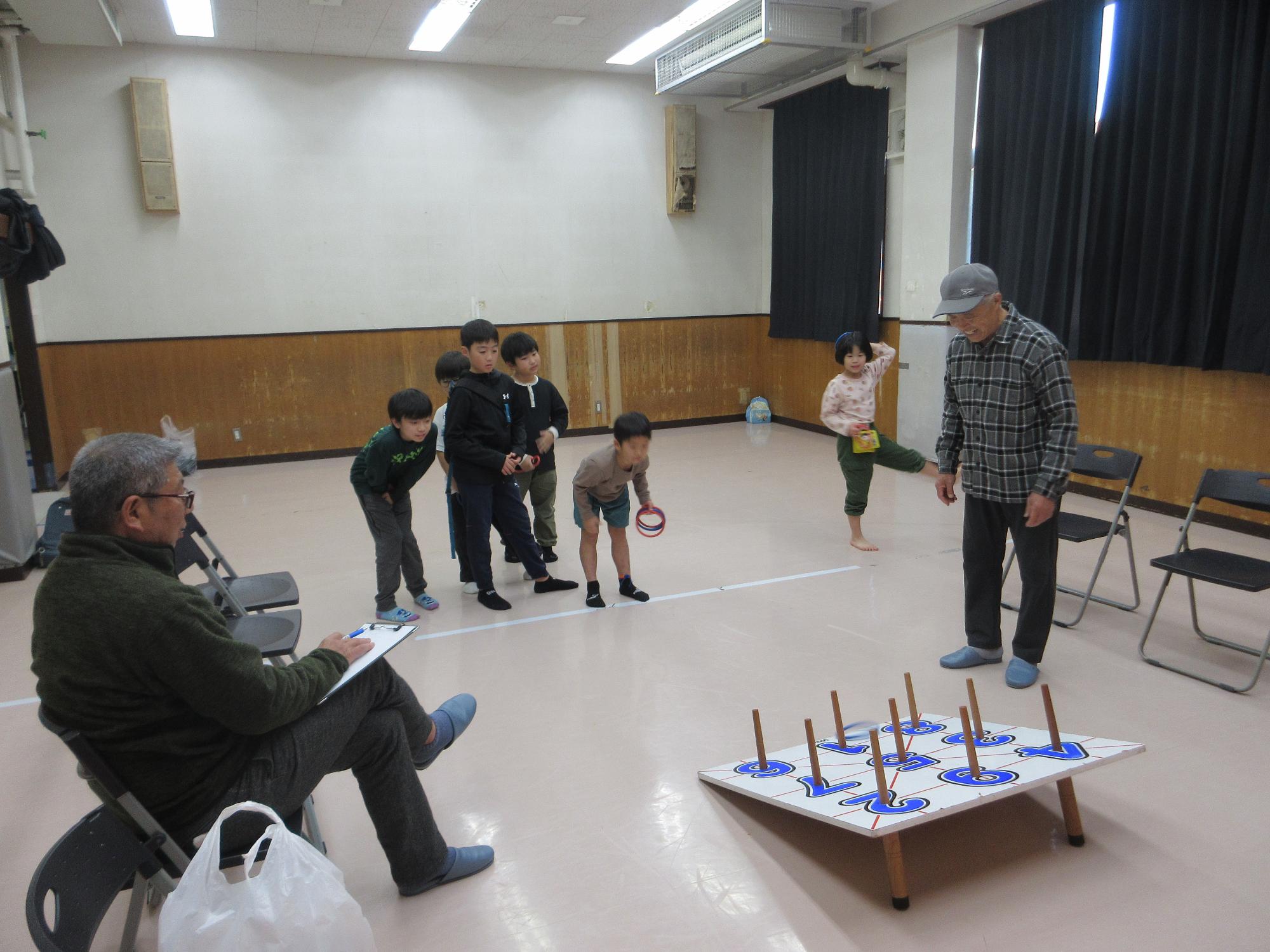 わなげをするこどもたちの写真