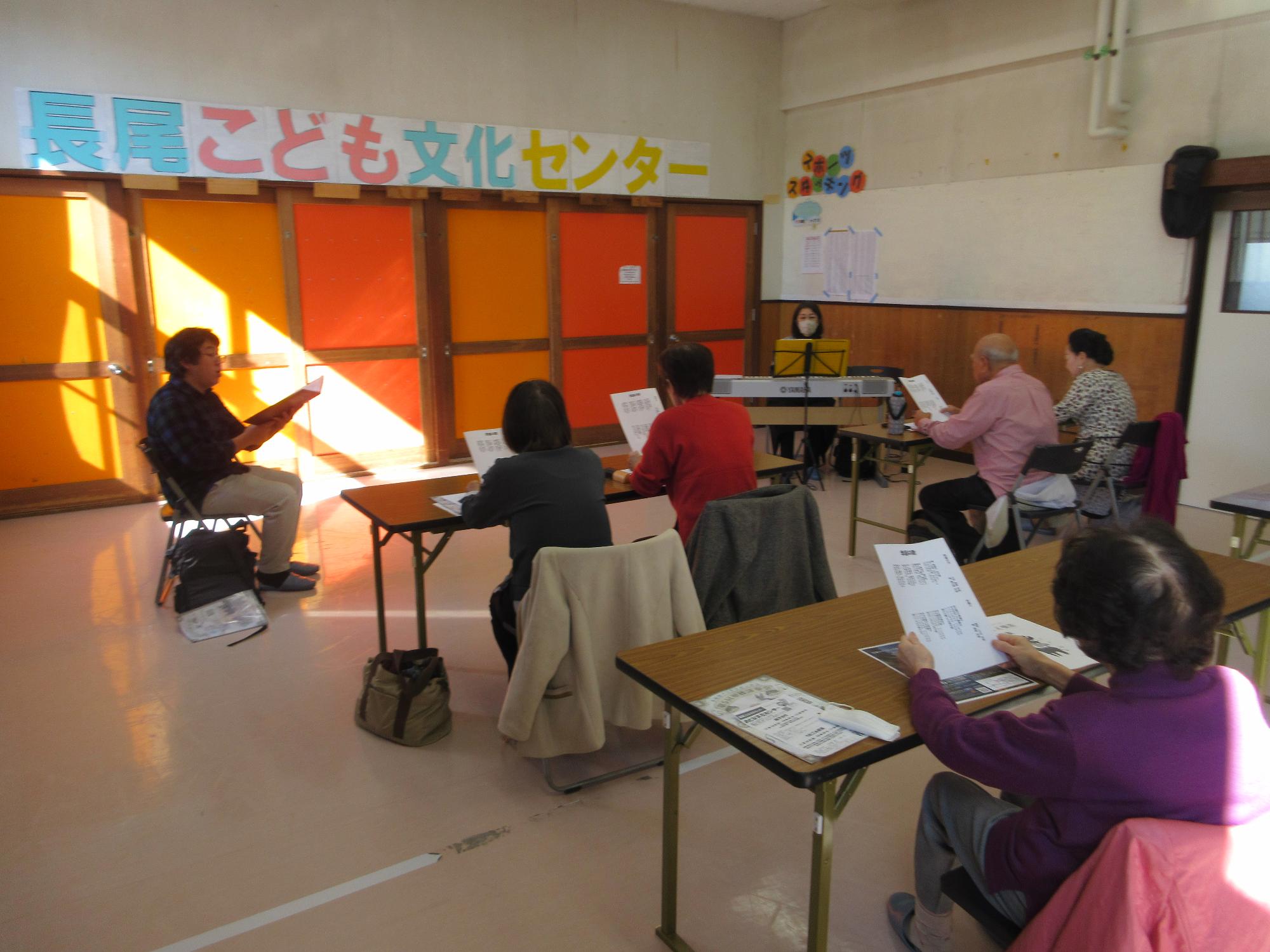 歌を歌う人たちの写真