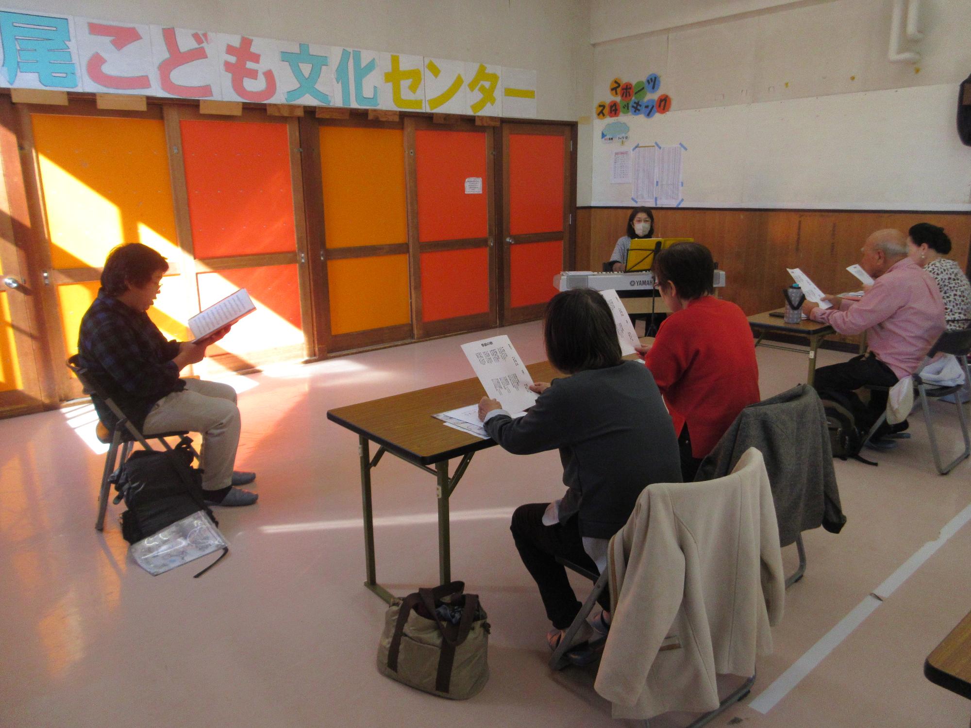 歌を歌う人たちの写真