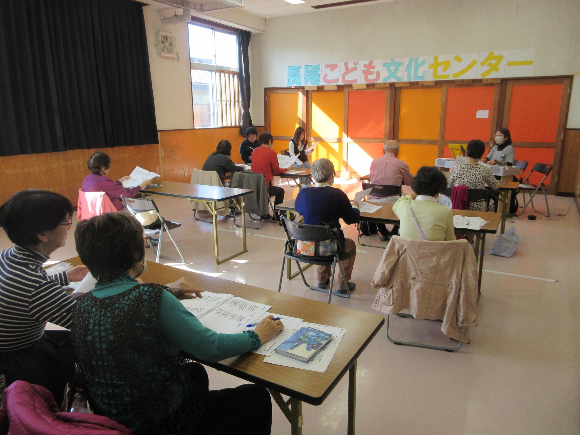 歌を歌う人たちの写真