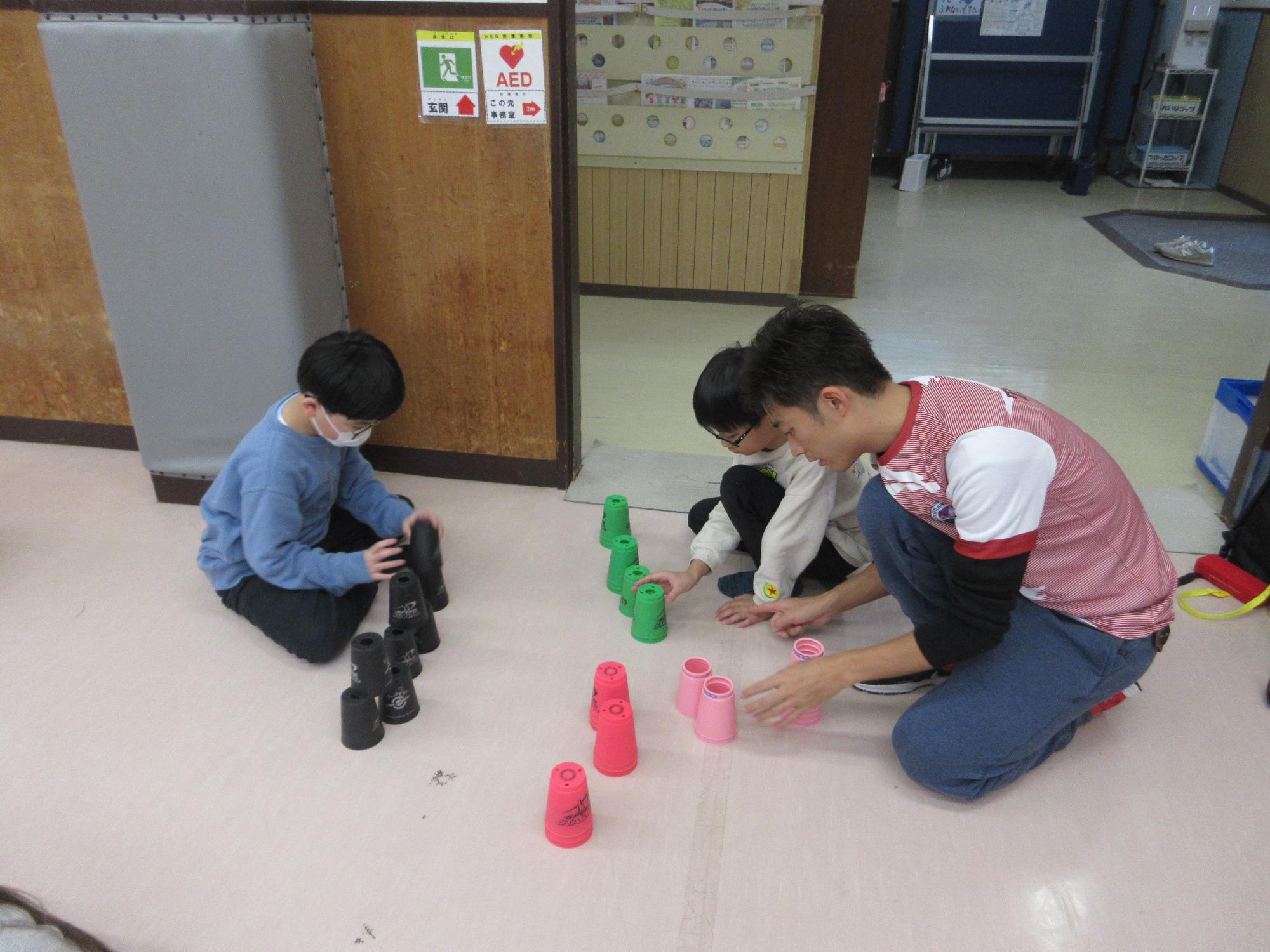 スポーツスタッキングをするこどもたちの写真