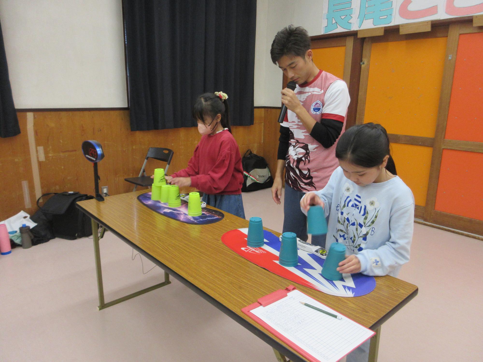 スポーツスタッキングをするこどもたちの写真