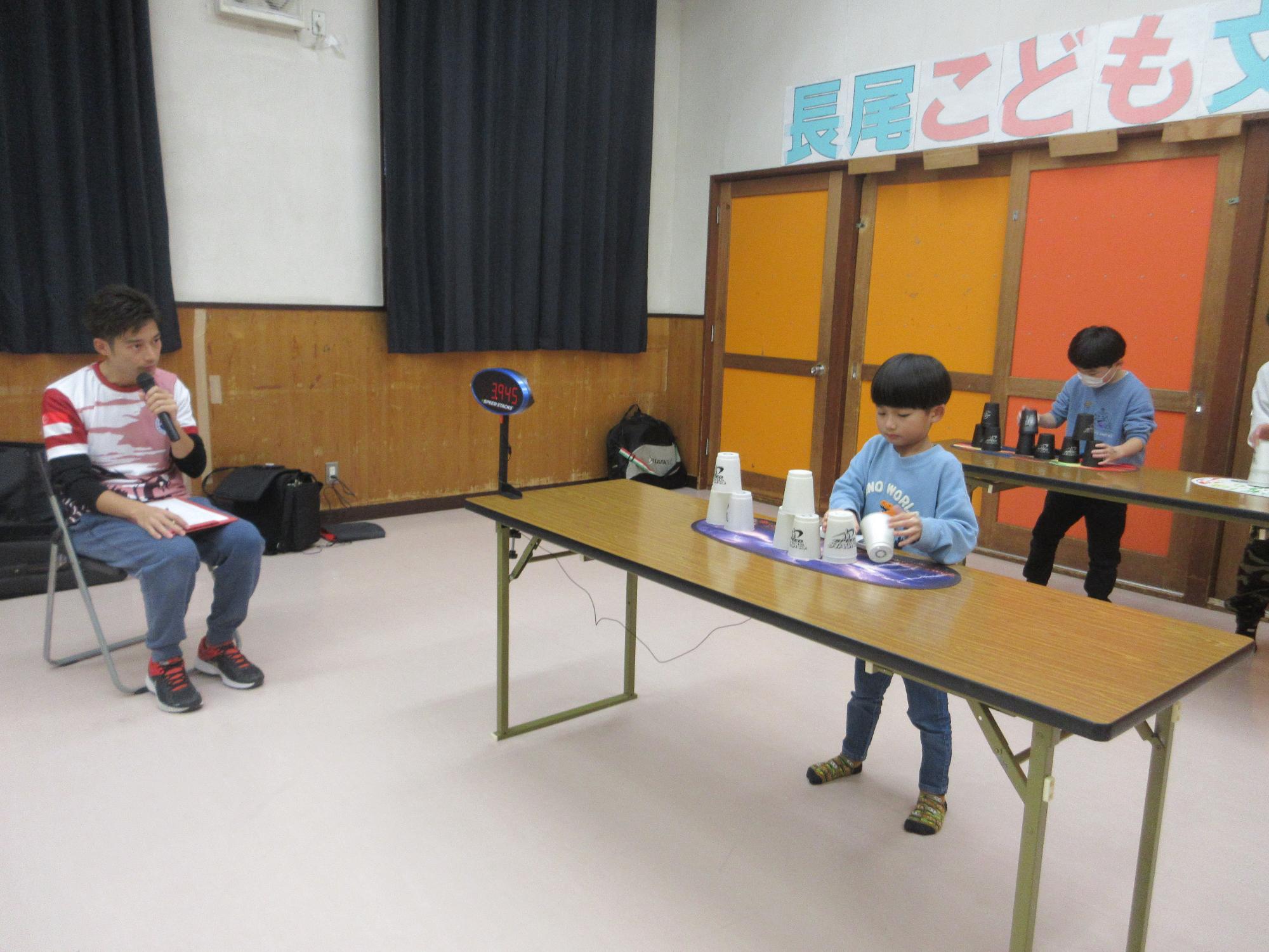 スポーツスタッキングをするこどもたちの写真