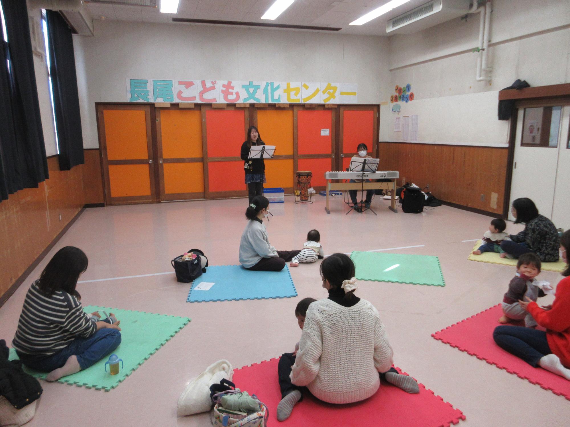 歌を聴く人たちの写真