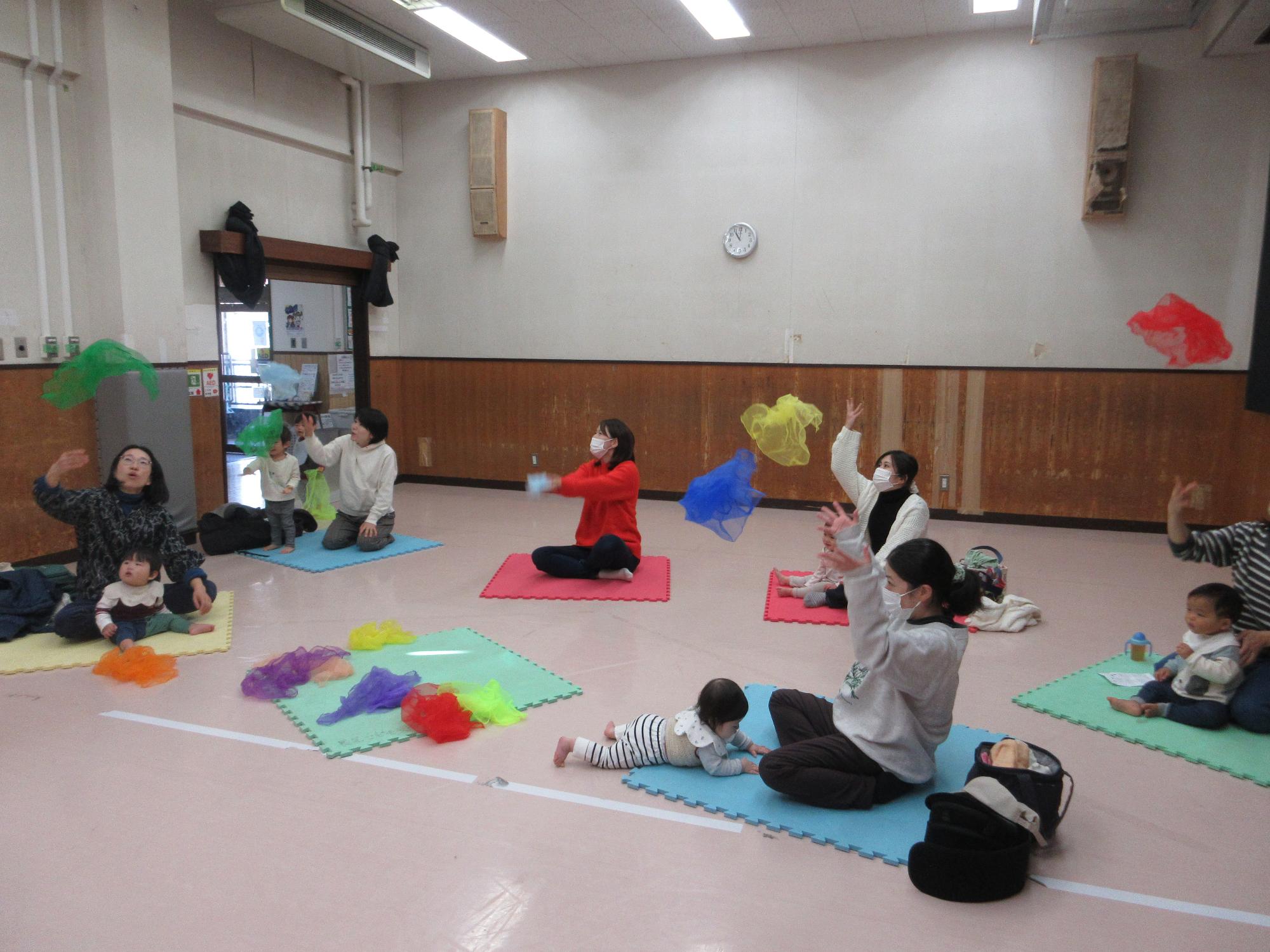 スカーフで遊ぶ人たちの写真