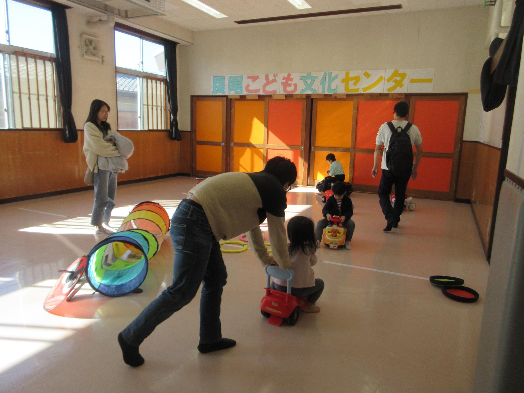 車で遊ぶこどもたちの写真