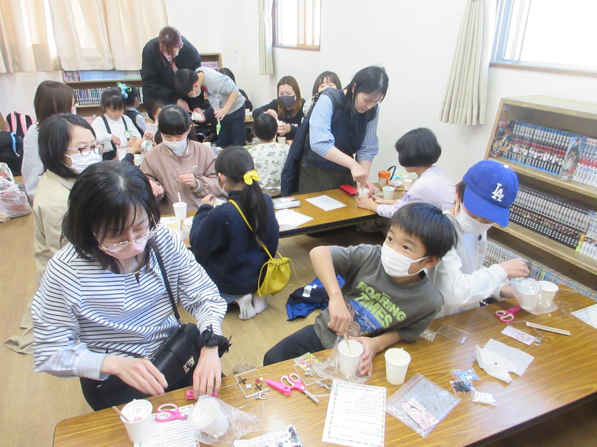 工作をするこどもたちの写真