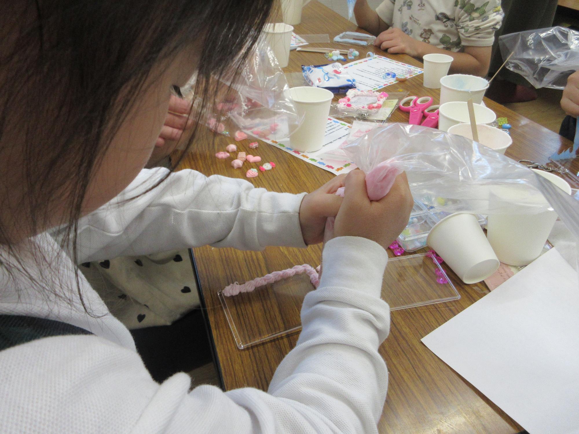 工作をするこどもの写真