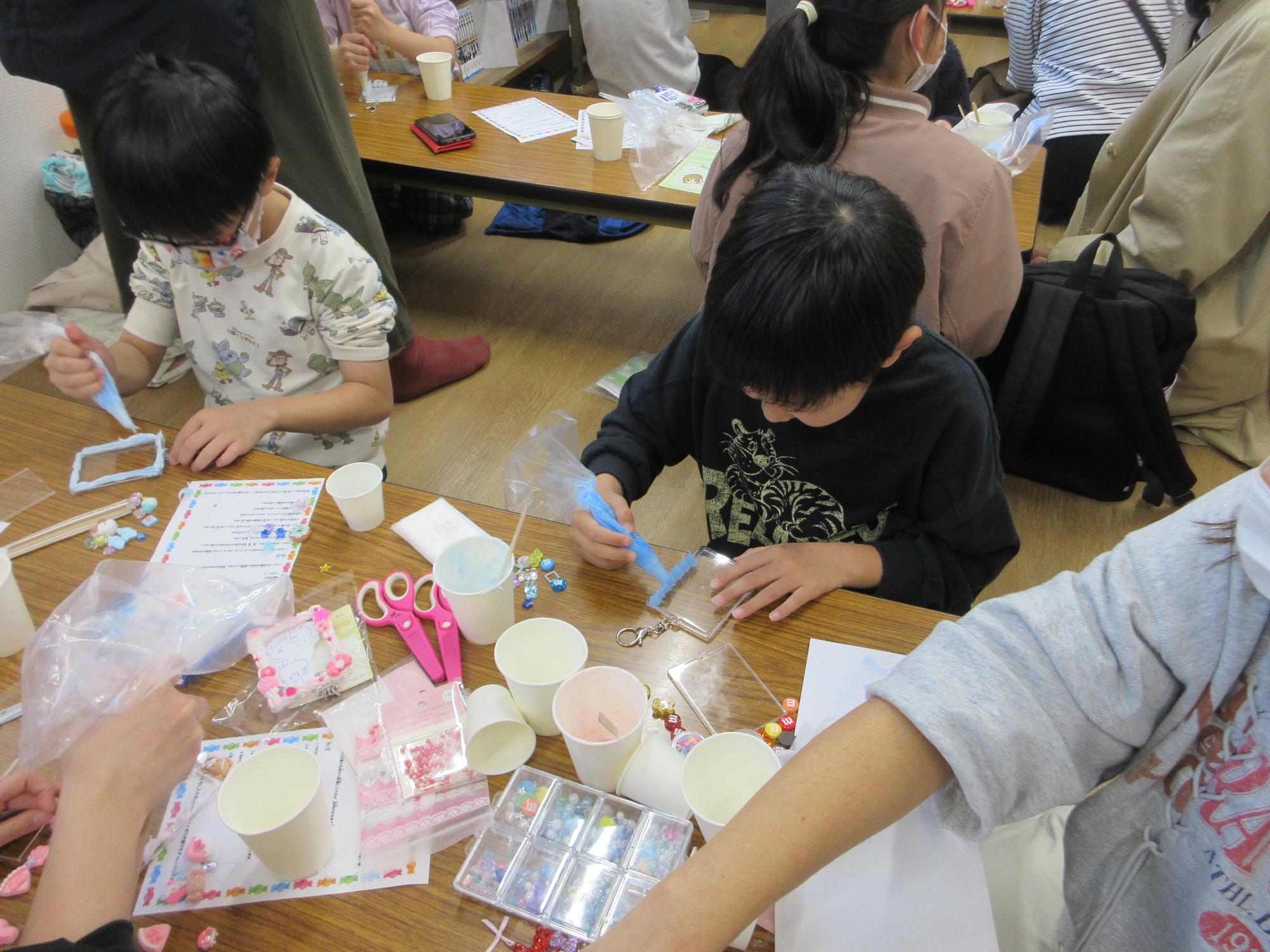 工作をするこどもたちの写真