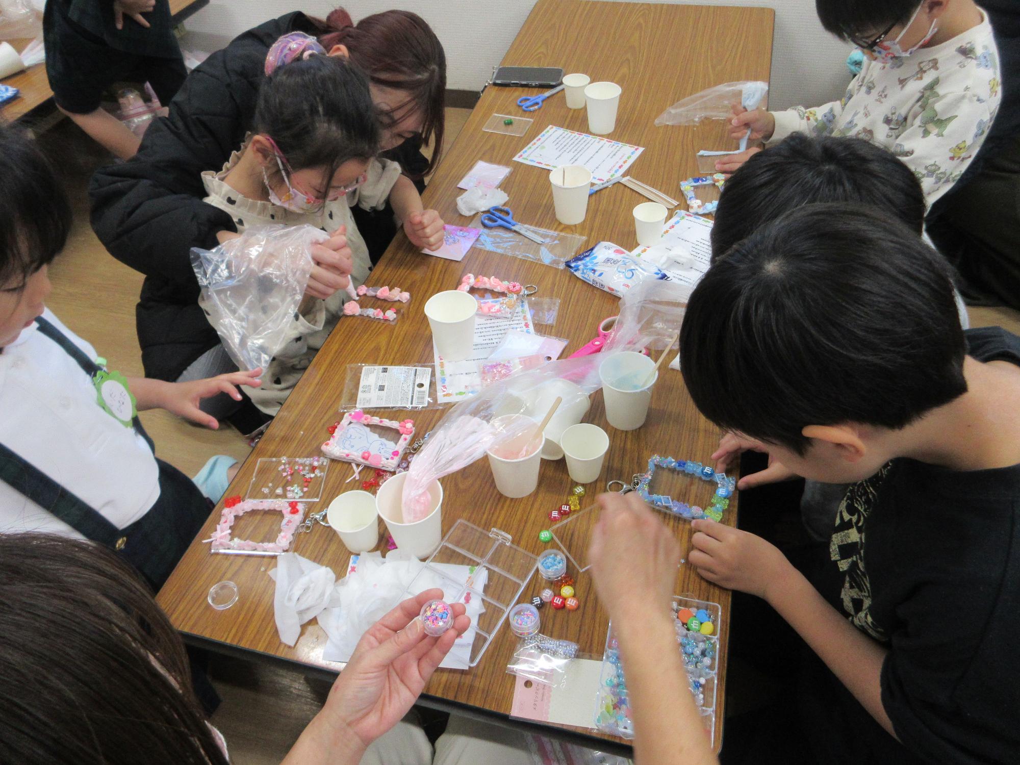 工作をするこどもたちの写真