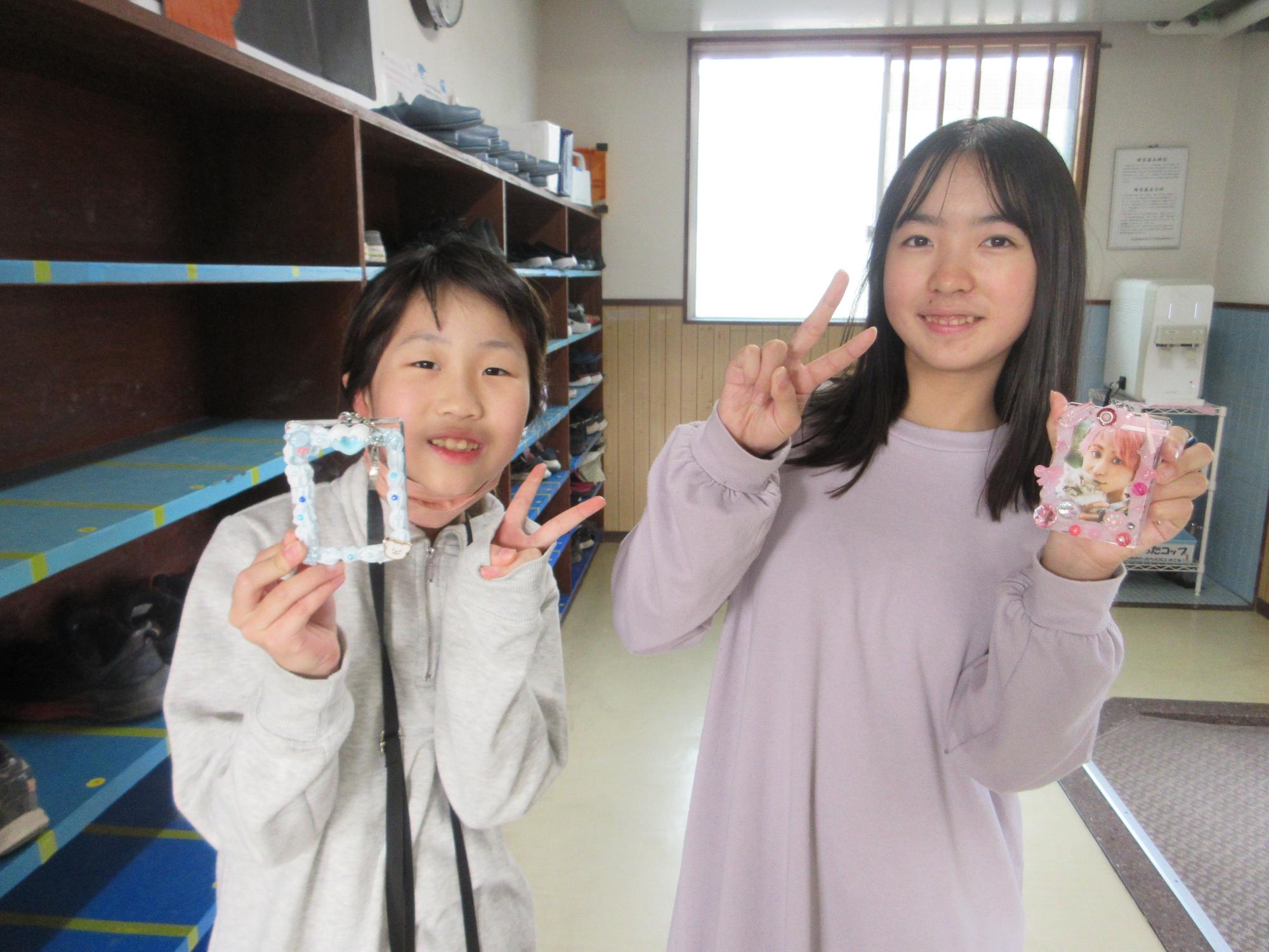 作品を持つこどもたちの写真