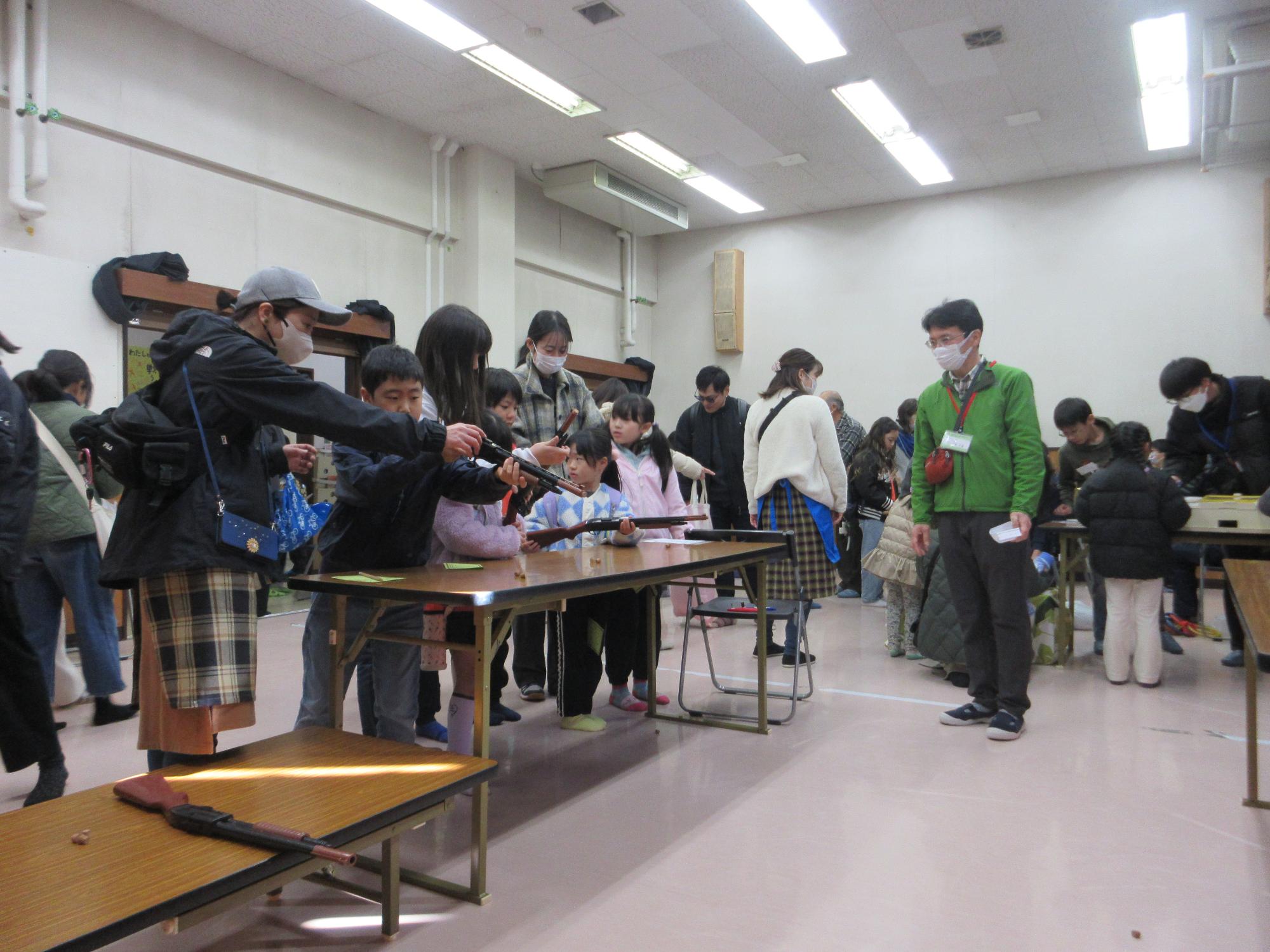 射的をするこどもたちの写真