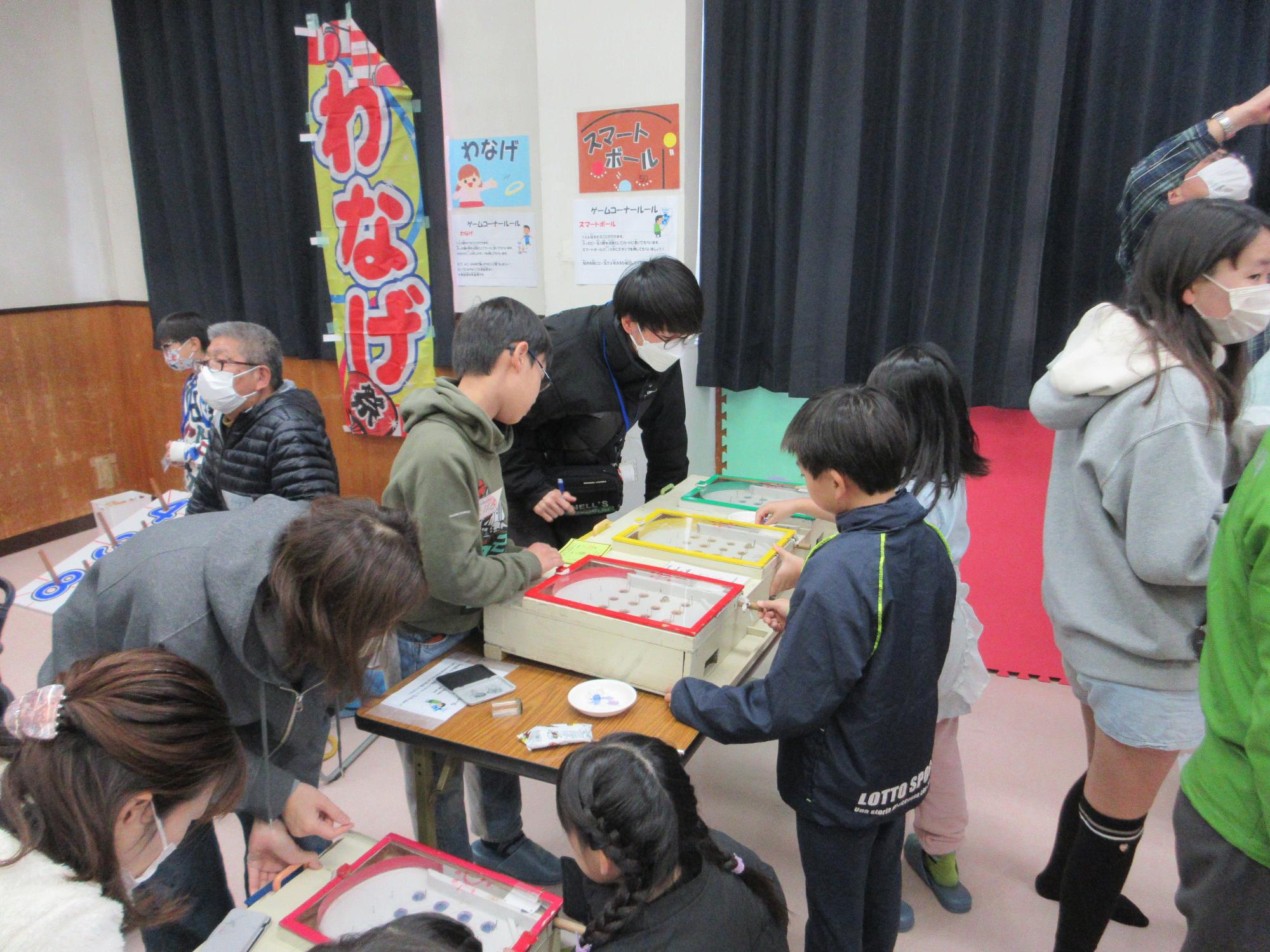 スマートボールをするこどもたちの写真