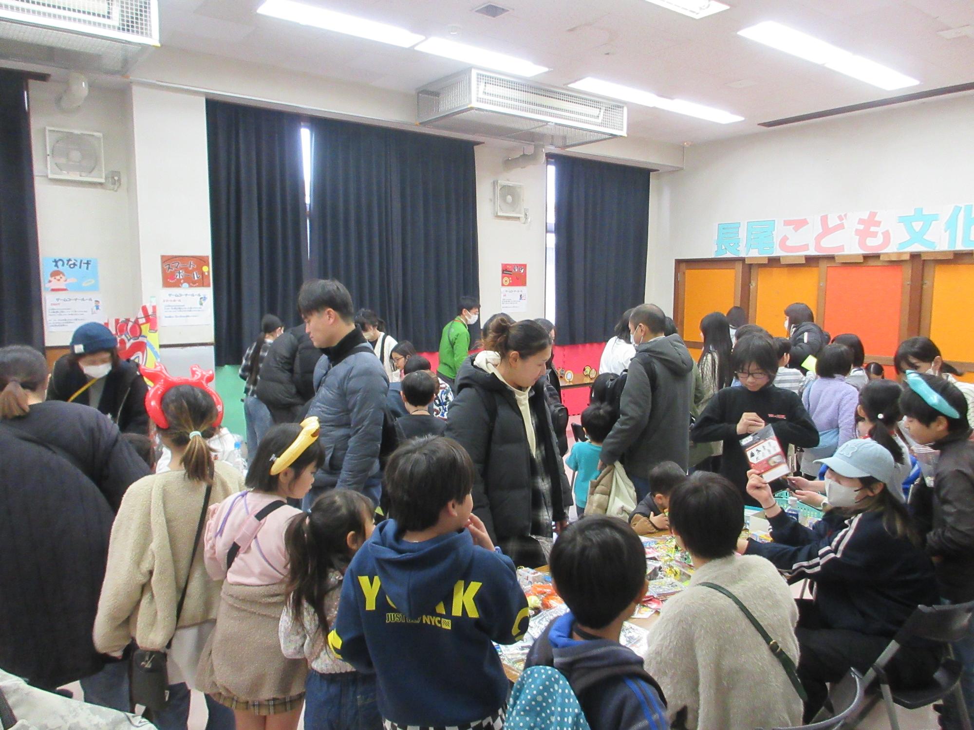 景品を貰うこどもたちの写真