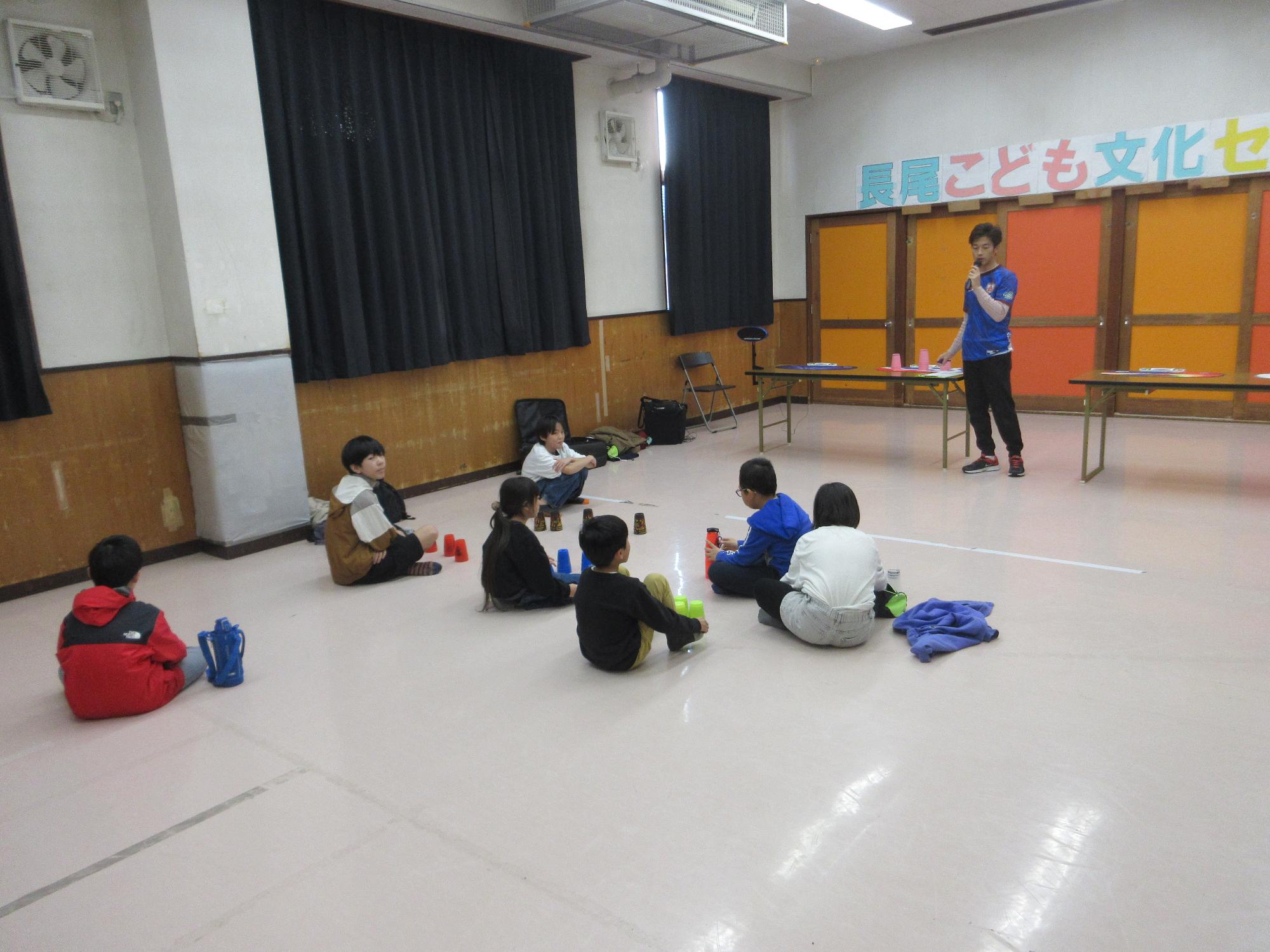 説明を聞くこどもたちの写真