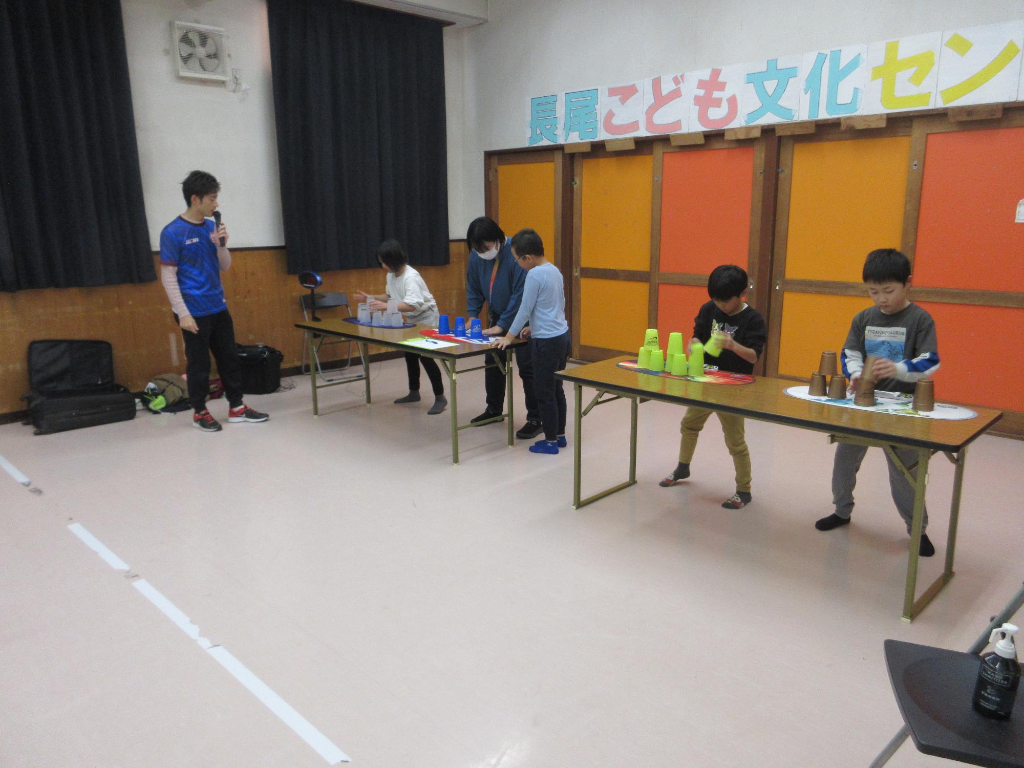 スポーツスタッキングをするこどもたちの写真