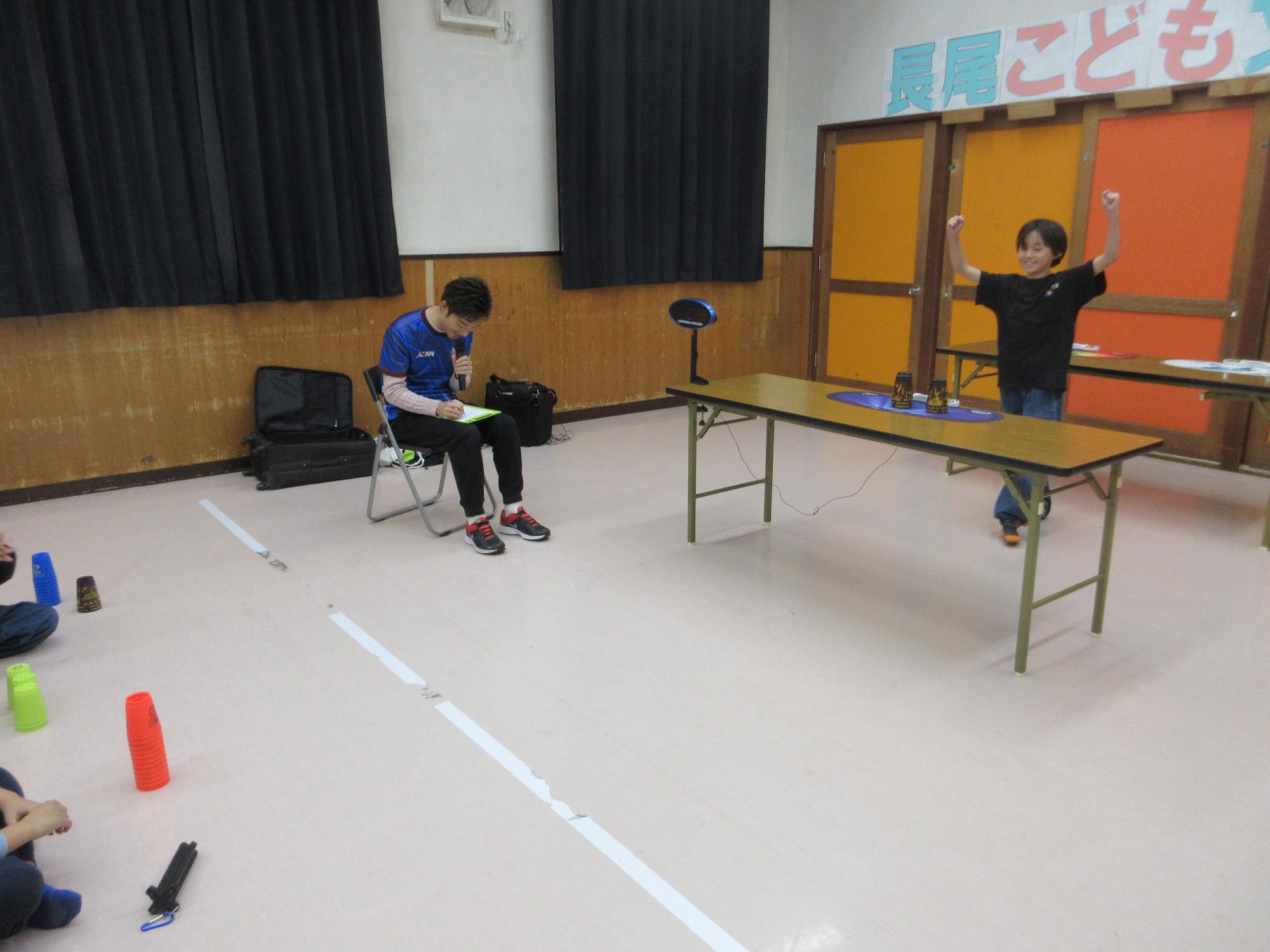 スポーツスタッキングをするこどもたちの写真