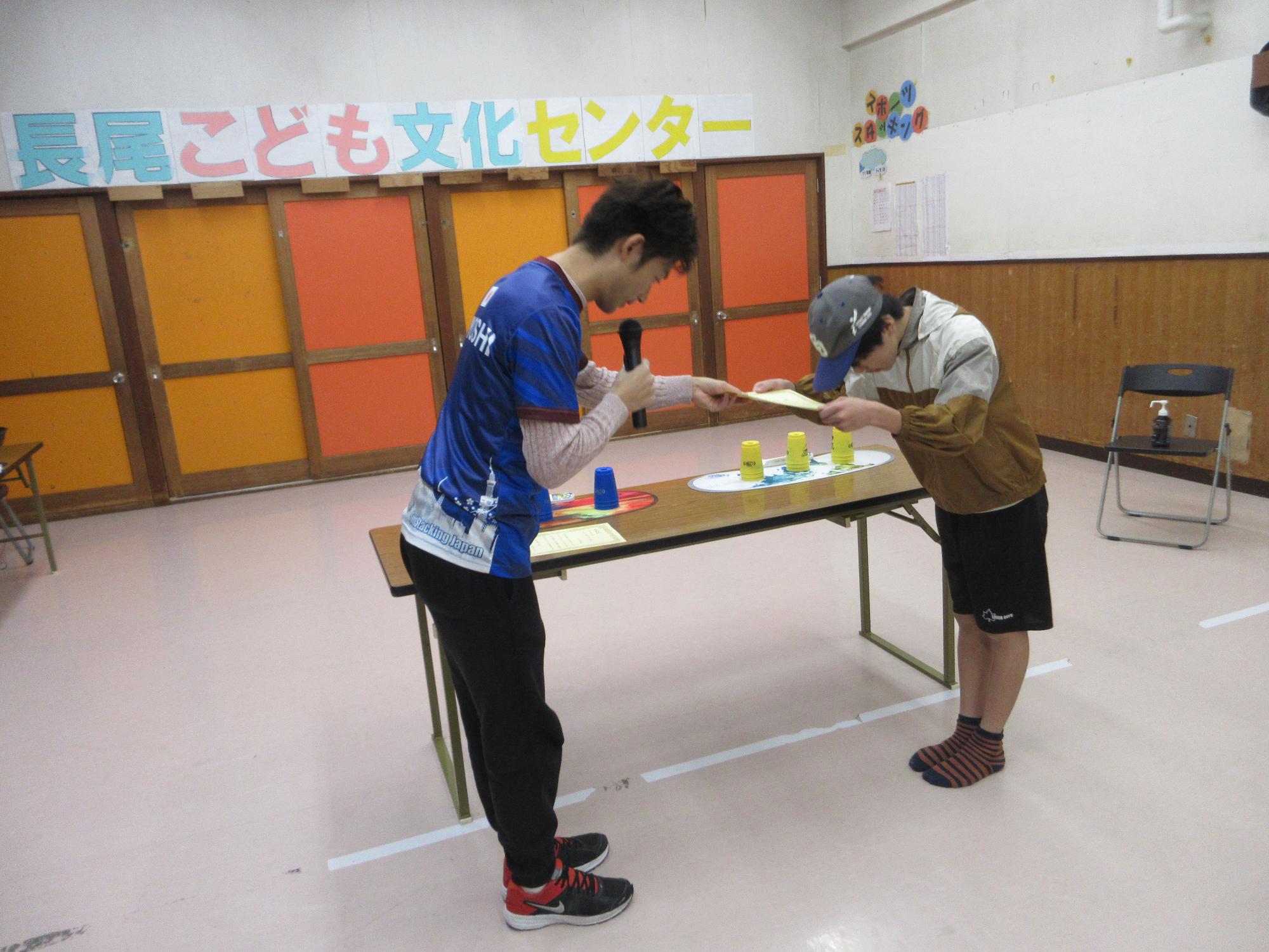 賞状を貰うこどもの写真