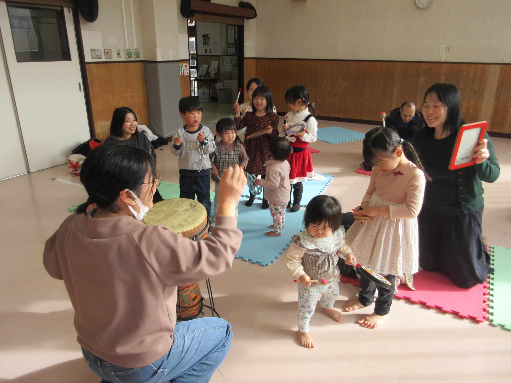 楽器を鳴らす人たちの写真