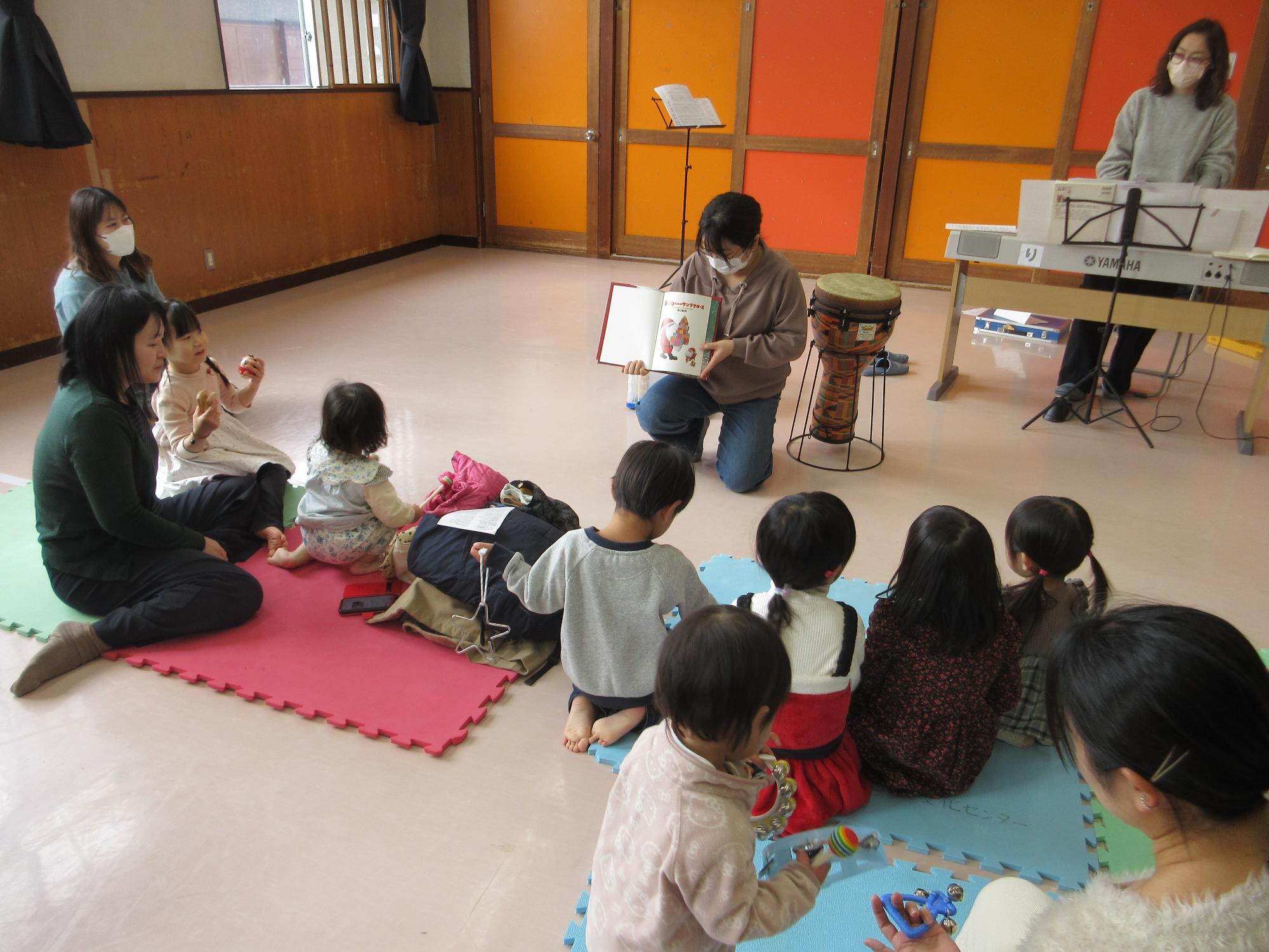 読み聞かせを聞く人たちの写真