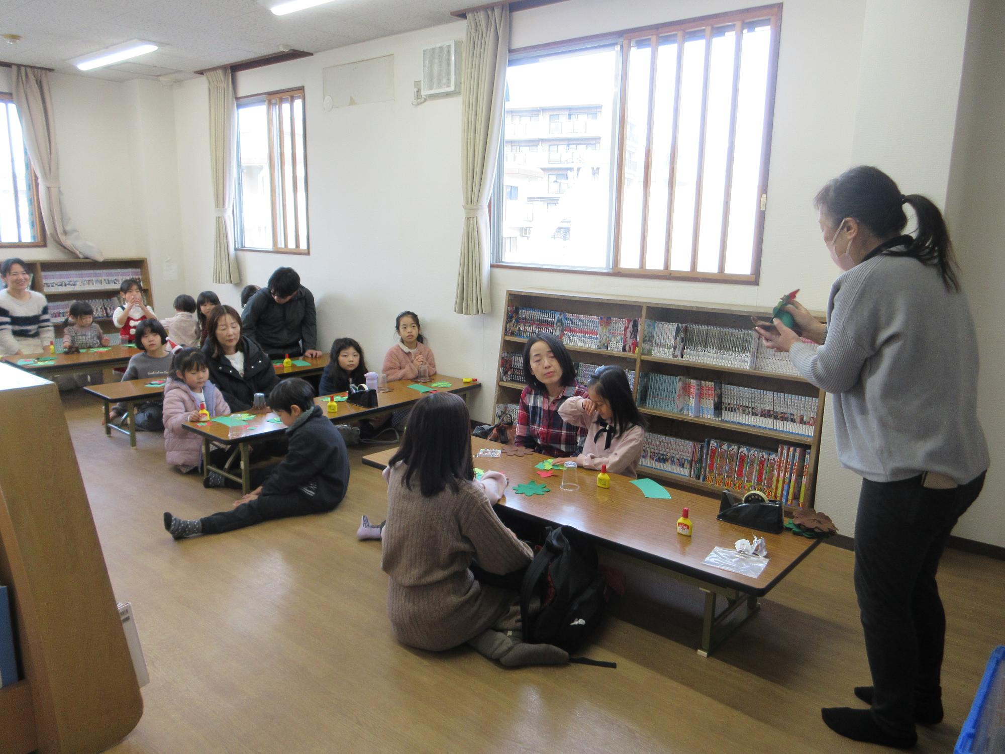 説明を聞くこどもたちの写真