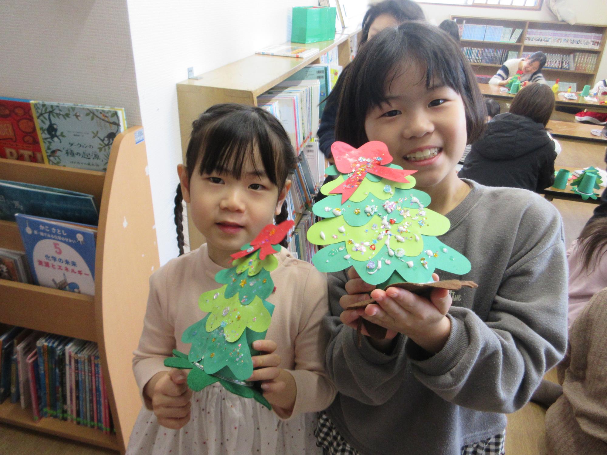 作品を持つこどもの写真