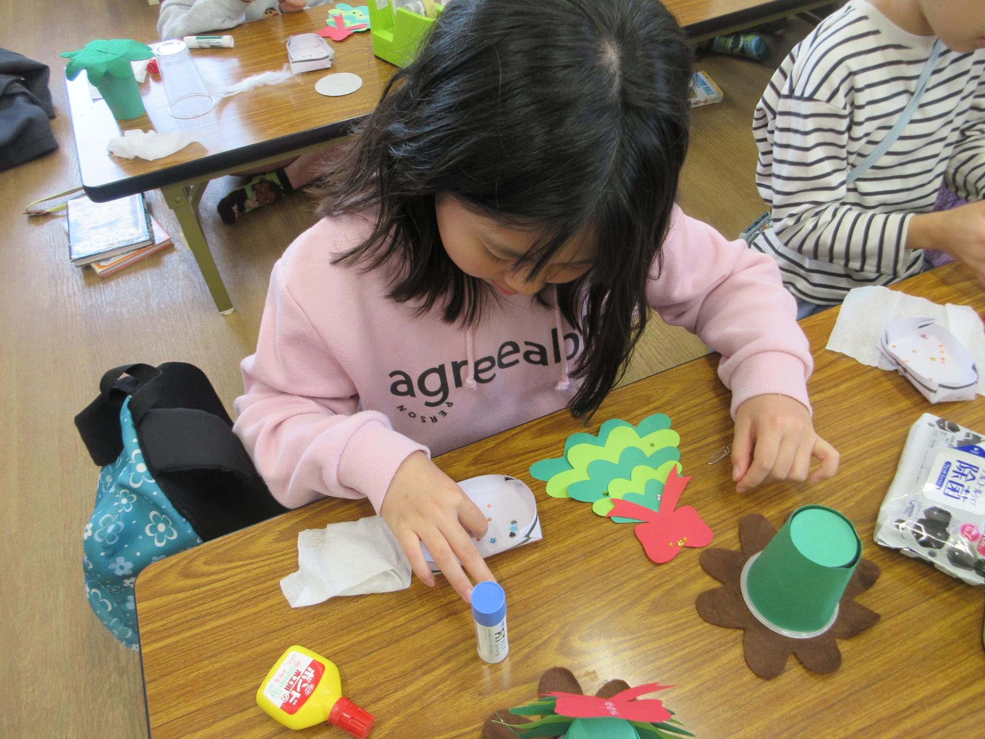 工作をするこどもたちの写真